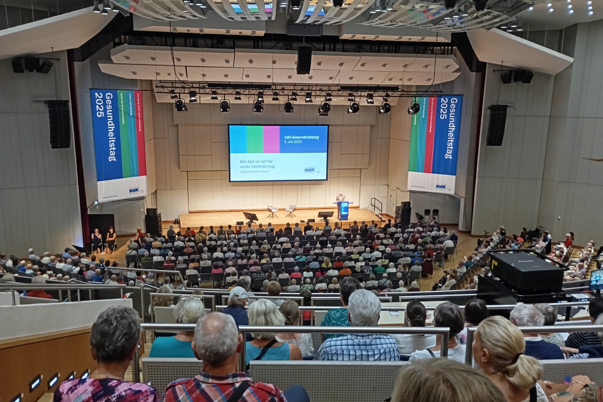 Begrüßung in der Vollbesetzten Liederhalle Begrüßung