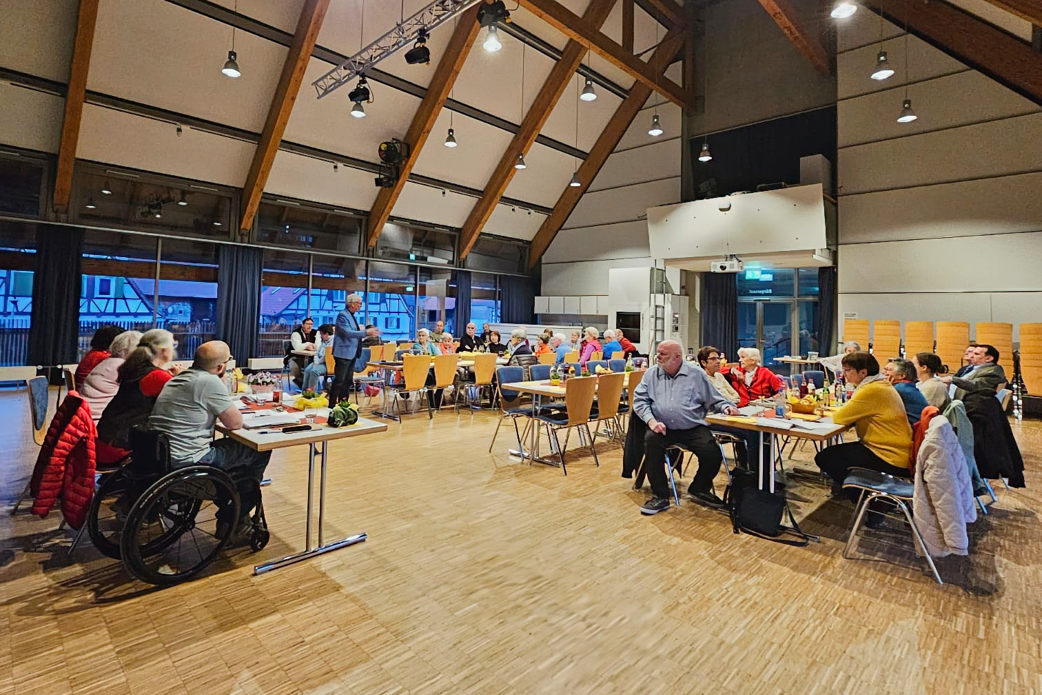 Hauptversammlung VdK OV Echterdingen 2026 Panorama des Saals mit hoher Decke: links der Vorstand an einer Tischreihe, Blick auf die Gäste an den drei Tischreihen