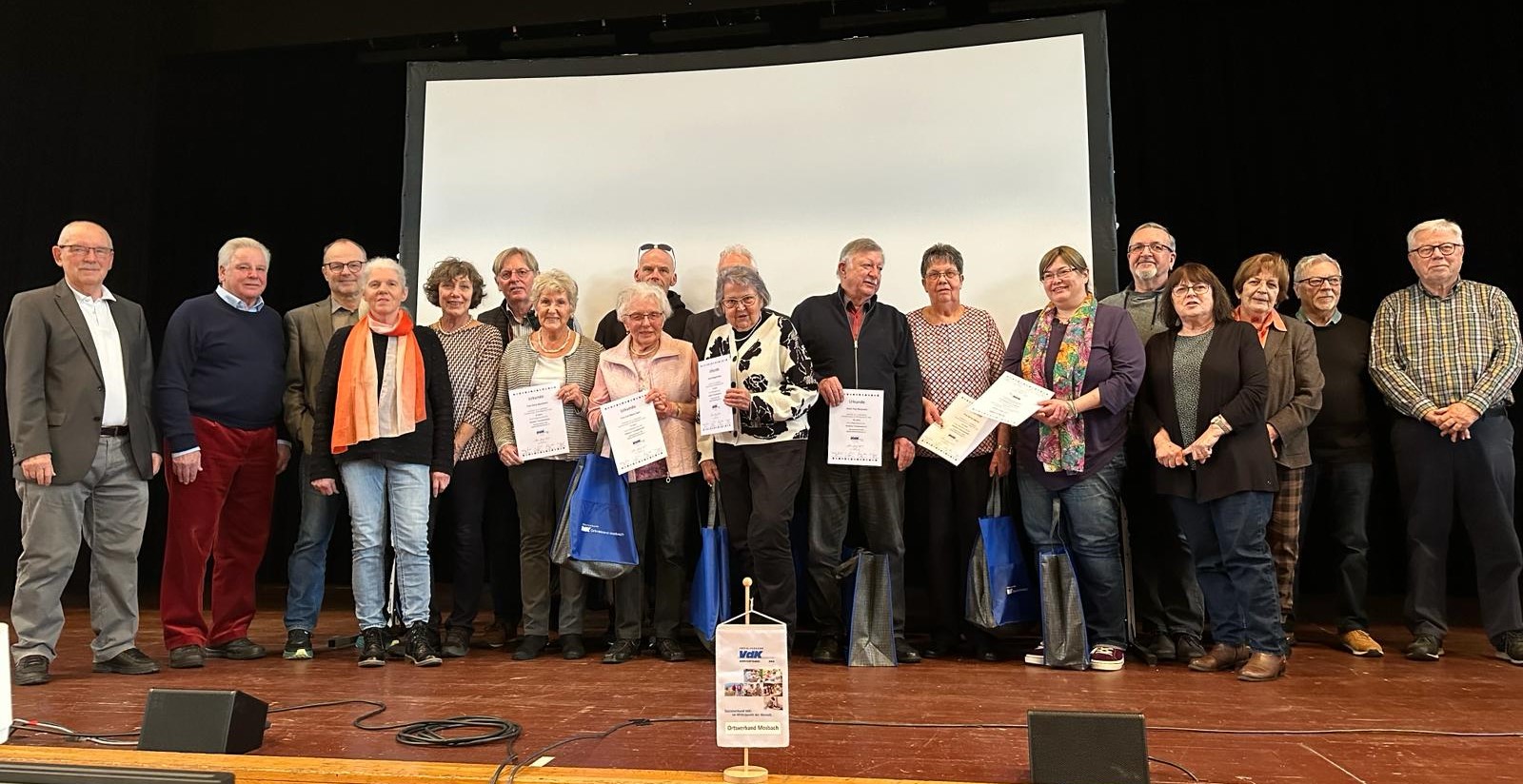 Mitgliederversammlung 2024 Mitgliederversammlung 2024 - Gruppenfoto der Jubliare mit der Vorstandschaft (1. Vorsitzender Hubert Kusche links) und Herrn Weidner (5. von rechts)