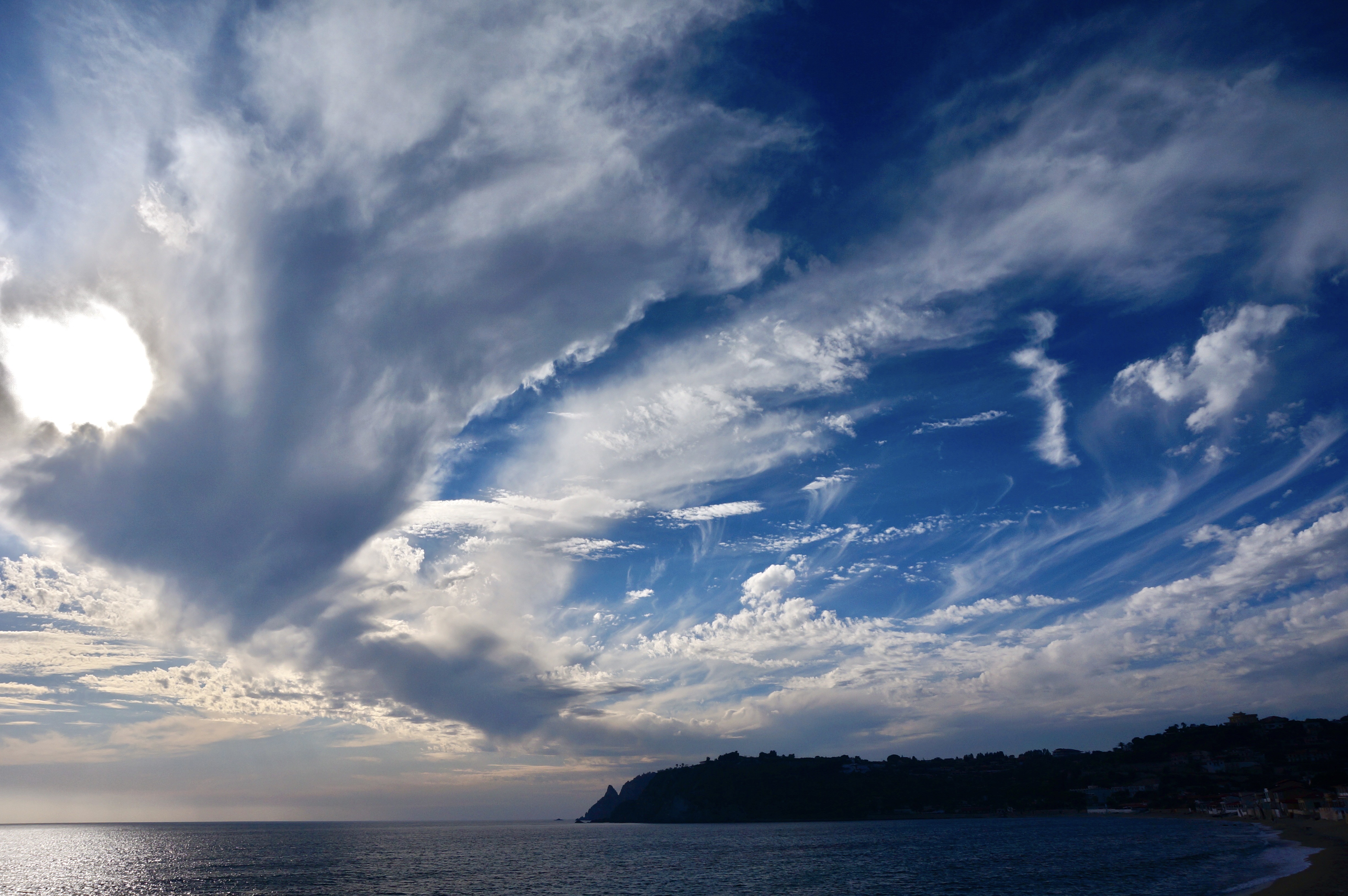 Küste mit dunklen Wolken