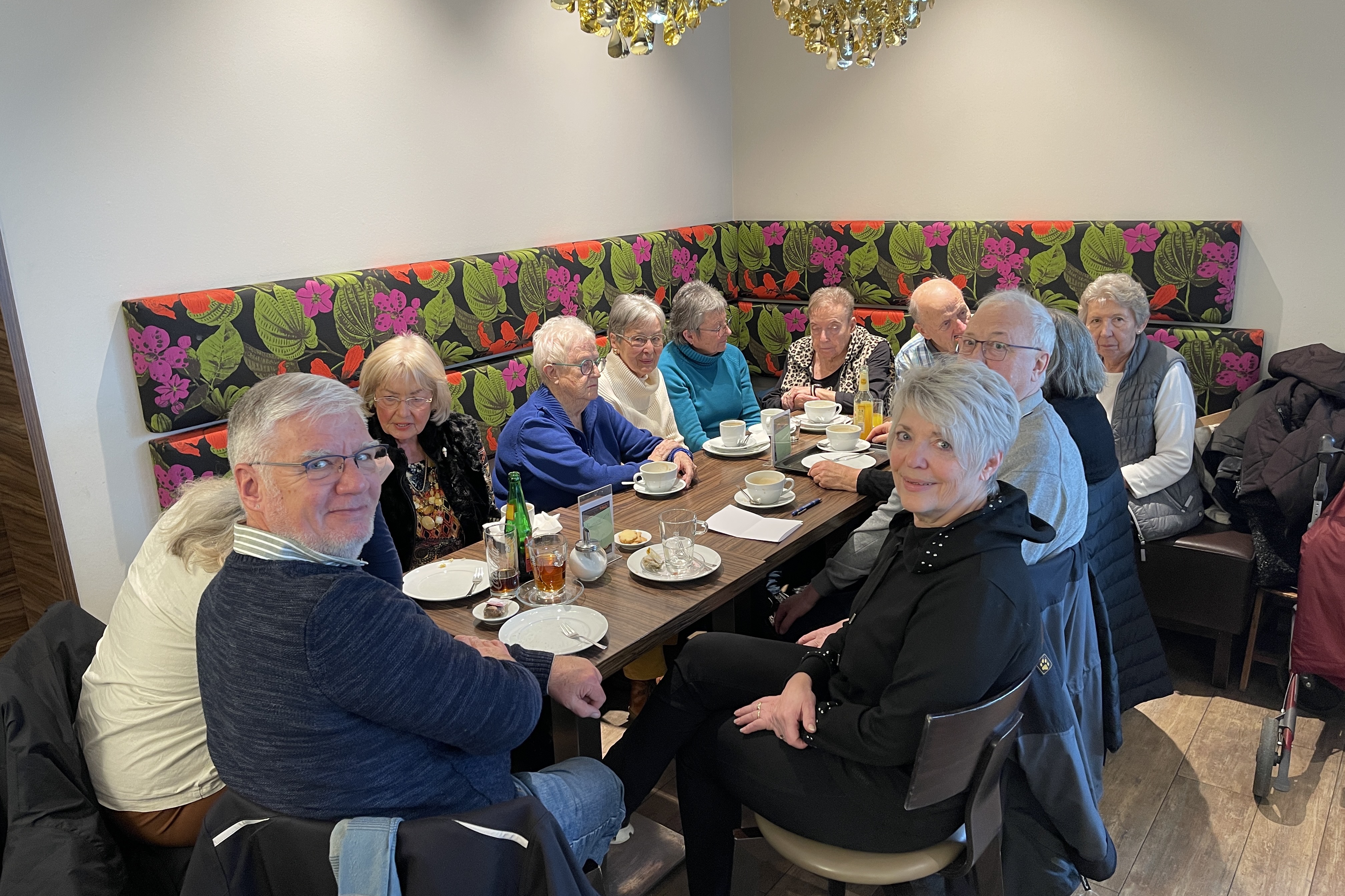 Teilnehmer sitzen am Tisch und unterhalten sich