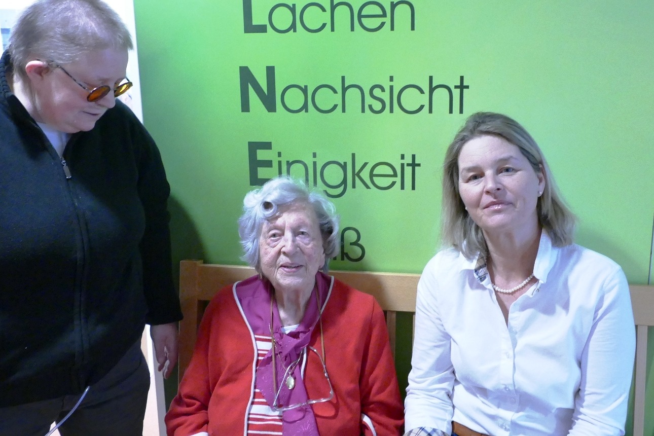 Die Frauenbeauftragte des Bad Wildbader VdK Susanne Theurer und Schriftführerin Antje Hermann gratulierten Gertrud Sauer (Mitte) zur 75-jährigen VdK-Mitgliedschaft.