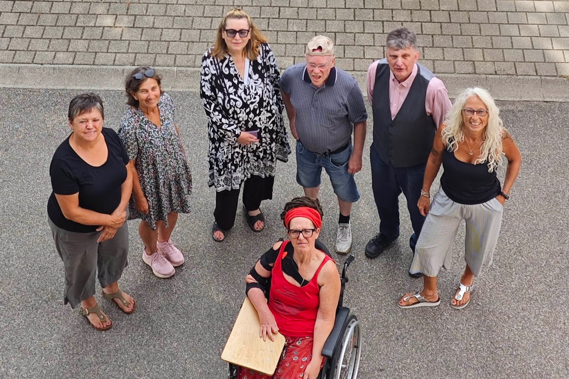 Klein mit Hut, nee: Die Vorstandschaft des Ortsverbands Die Vorstandschaft am 18.07.2026: Frauenbeauftragte Roswitha Philipp, Beisitzerin Erika Melch, Beisitzerin Marion Beißert, Kassierer Kosmas Kammermeier, Stellvertretender Vorsitzender Rüdiger Hasberg, Ortsvorsitzende Angela Gutmann, stehend von links, Schriftführerin Karin Maier, sitzend, alle schauen nach oben zur Kamera