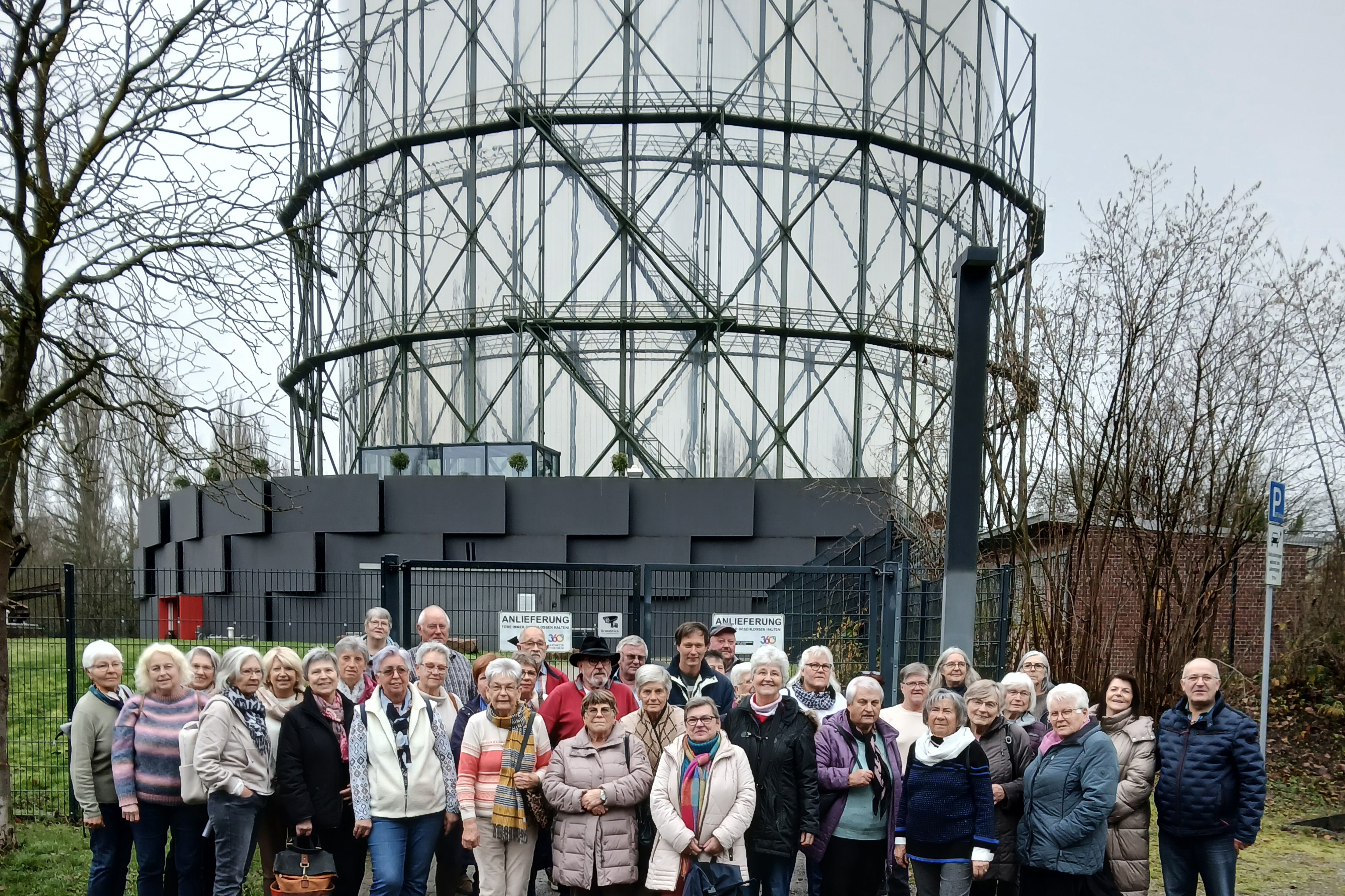 Gruppenfoto vor dem Gasometer