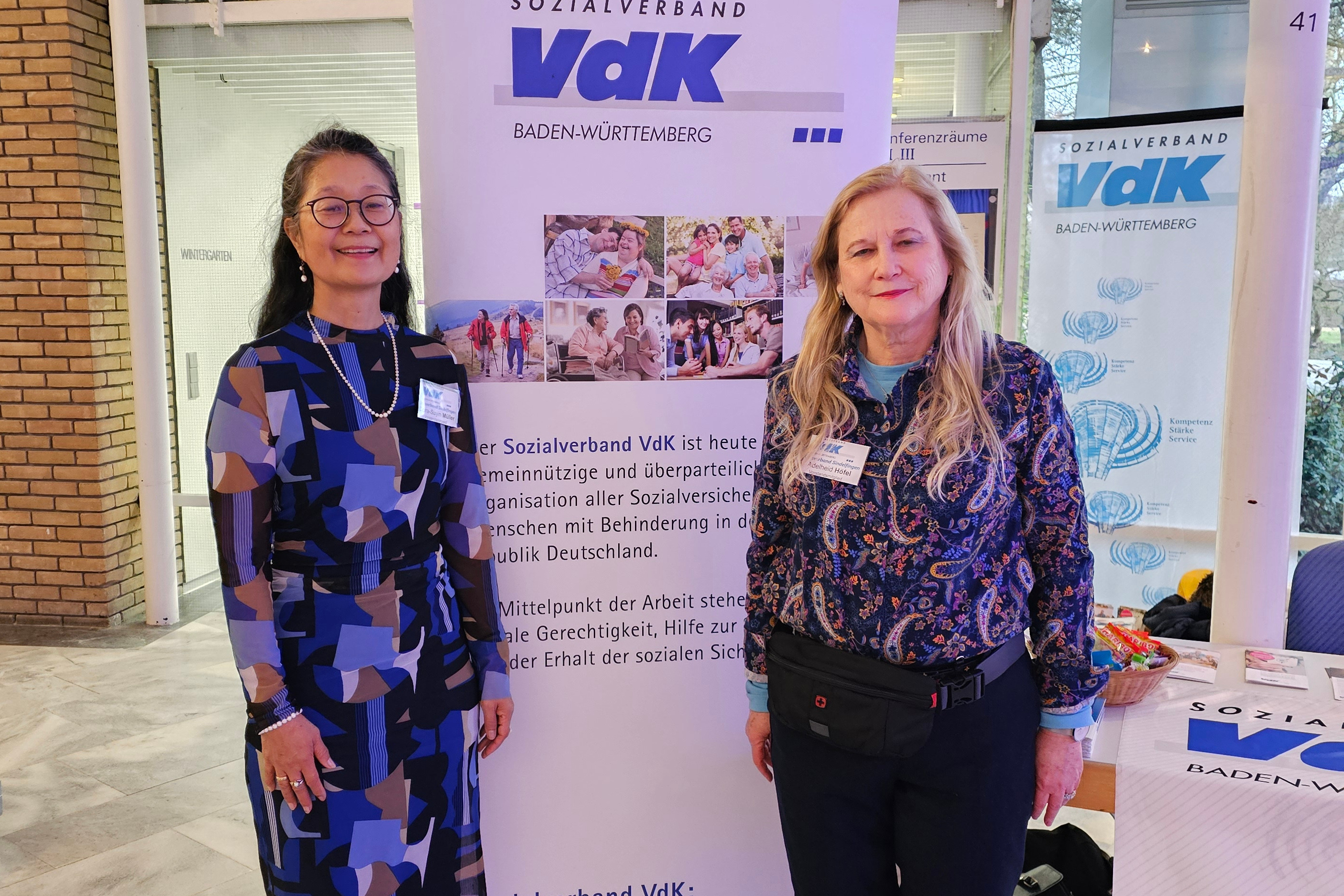 Suyin M&uuml;ller und Adelheid H&ouml;fel am Informationsstand des VdK Sindelfingen