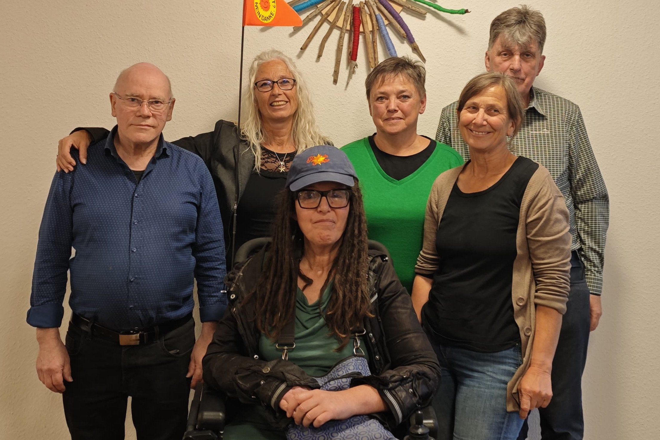 Gruppenfoto der neuen Vorstandschaft am 13.5.2026: Kassierer Kosmas Kammermeier, die neue Ortsvorsitzende Angela Gutmann, Schriftf&uuml;hrerin Karin Maier im Rollstuhl sitzend, neue Frauenvertreterin Roswitha Philipp, neue Beisitzerin Erika Melch, Vize-Vorsitzender R&uuml;diger Hasberg, von links