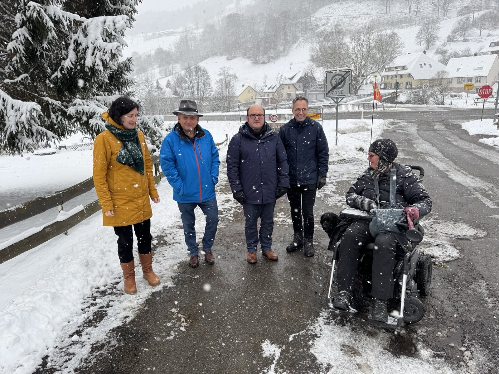 Abgeordnete Sarah Hagmann (MdL), BÜNDNIS 90/DIE GRÜNEN, Kreisrat Eduard Behringer, Ortsvorsteher und Kreisrat Sven Behringer, Oliver Gassenmeier, Baudirektor beim Regierungspräsidium, Karin Maier, Rollstuhlfahrerin, Schriftführerin des Sozialverbands Vdk Ortsverband Todtnau-Schönau mit Behindertenbegleithund, von links