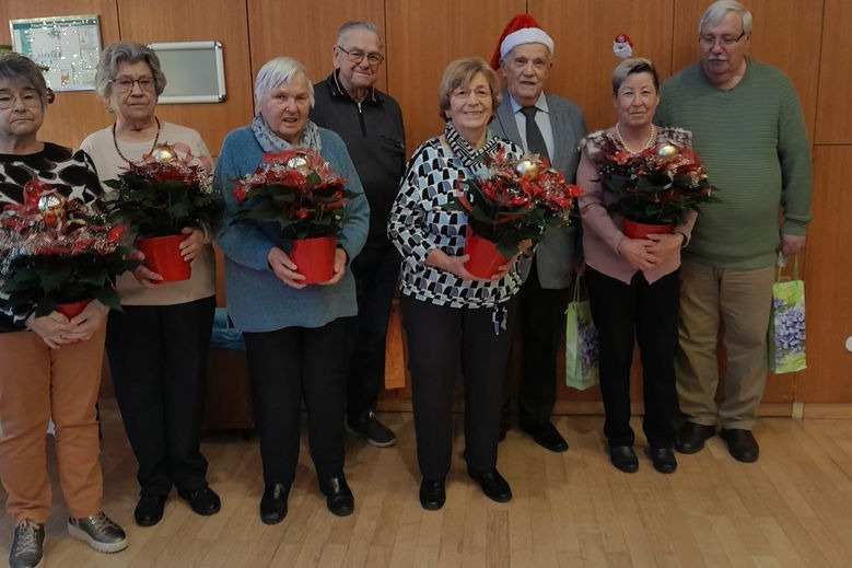Bild von links nach rechts: Monika Eberhard, Katharina Bollinger, Margret H&ouml;rger (Beisitzer), Elfi Keim (Helfer), Evi Mack Vorsitzende. Hinten an der Wand von links nach rechts: Richard K&uuml;bler (Revisor), Georg Keim (Stellvertretender Vorsitzender und Kassierer), Gert Zipser (Revisor)