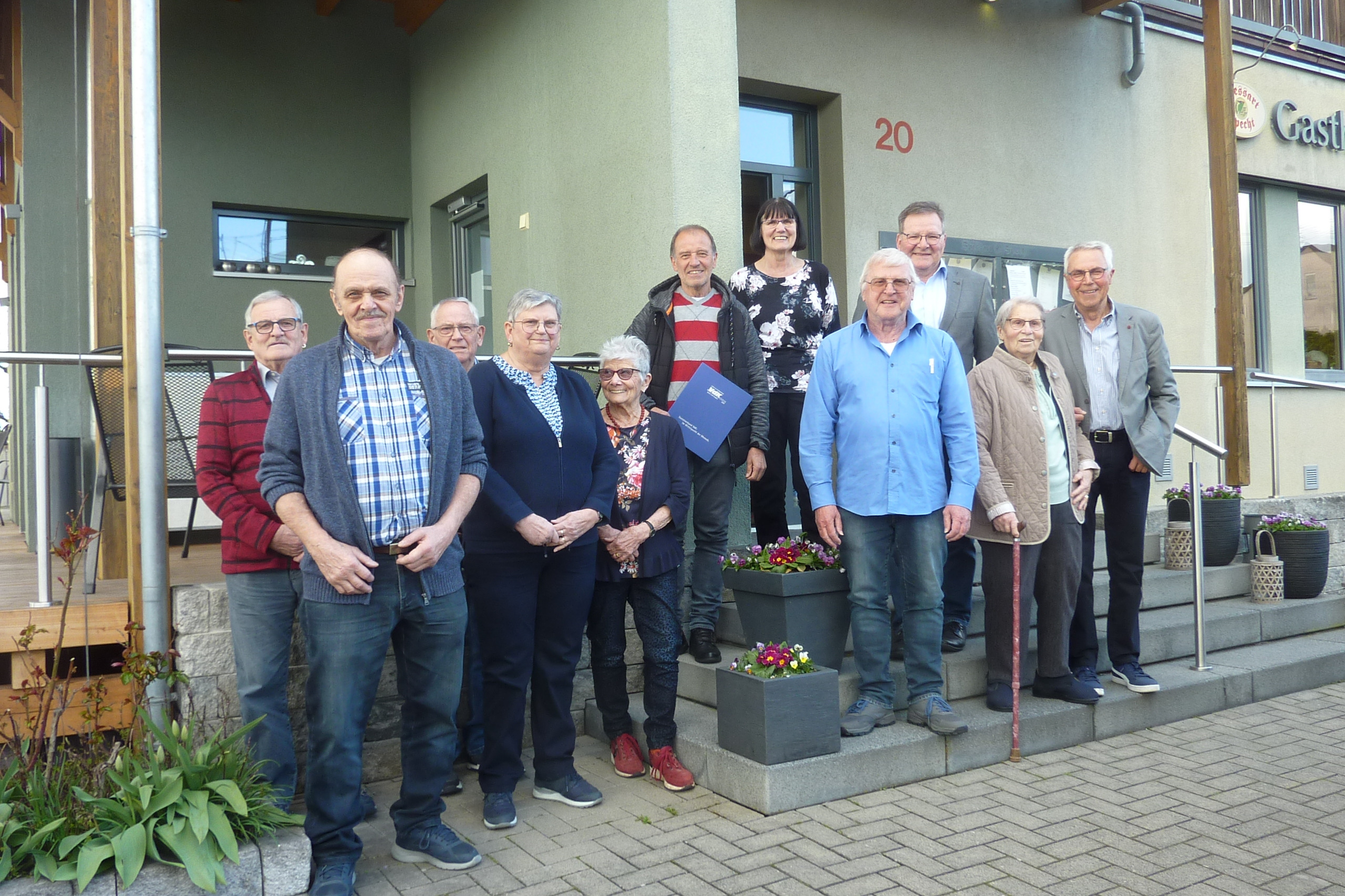 Bild mit den Geehrten und dem Ortsverbandsvorsitzender Reinhold Adelmann, Ortsvorsteher Axel Kempf und Margot H&auml;rtl vom VdK Kreisverband, hintere Reihe von rechts.