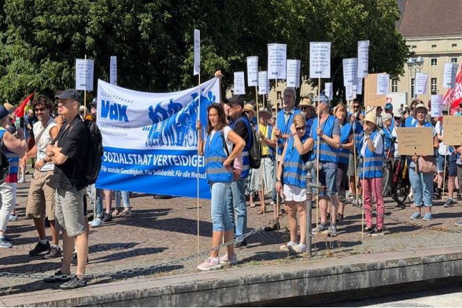 Menschen bei der VdK Demo in Stuttgart