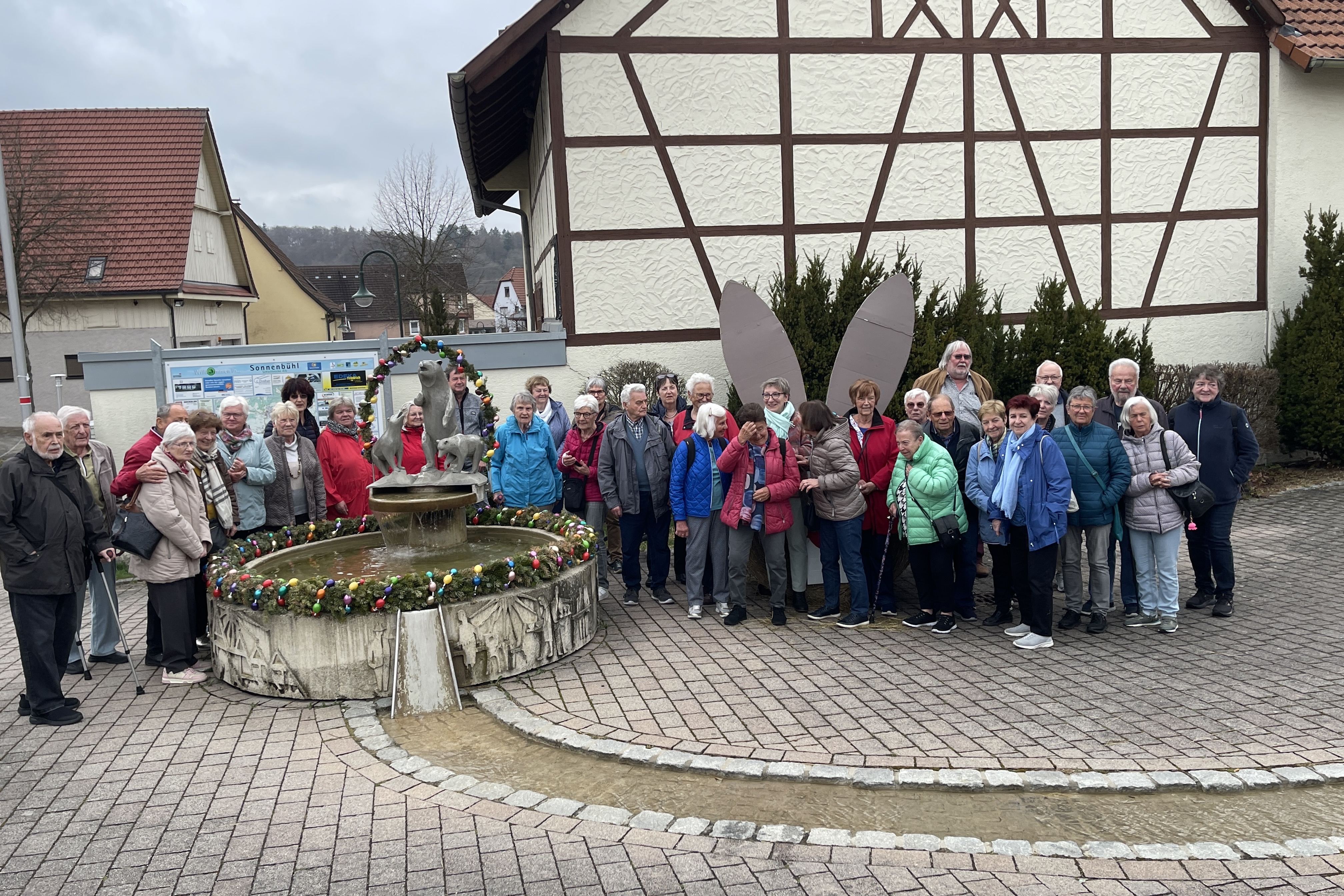 Gruppenbild am Osterbrunnen in Sonnenb&uuml;hl