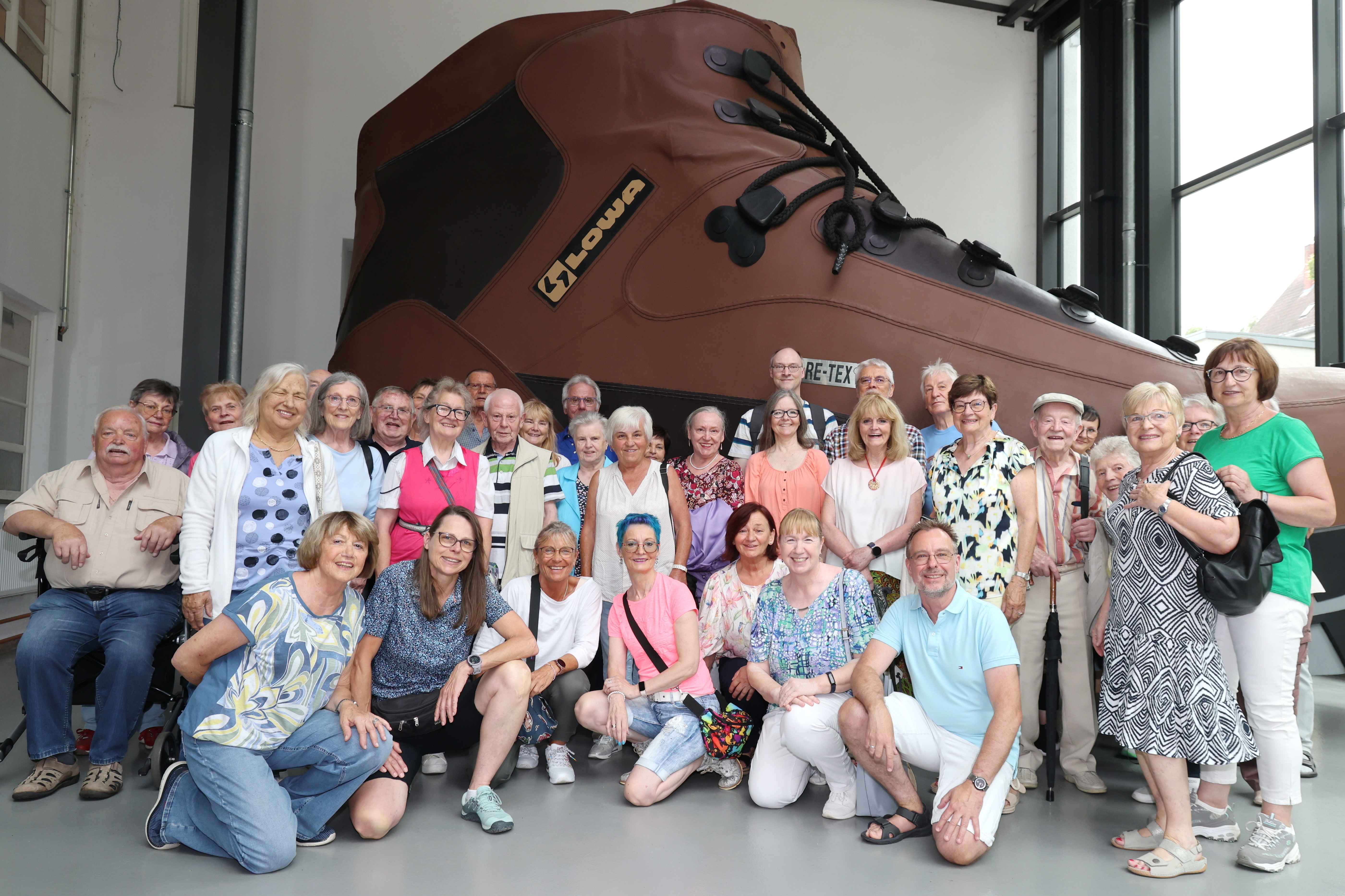 Die gut gelaunten Ausflügler im Schuhmuseum