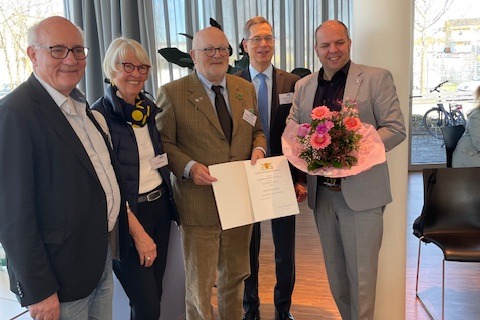 Winfried Höhmann erhält Ehrennadel des Landes Baden-Württemberg - Überreicht durch Landrat Hanno Hurth