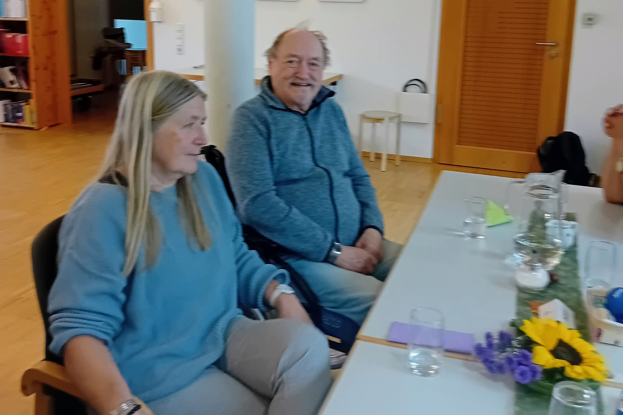 Frauenbeauftragte Helga Imhoff und Bingobeauftragter Roland Mauz bei der Premiere des Caf&eacute; Sorglos an der Kaffeetafel