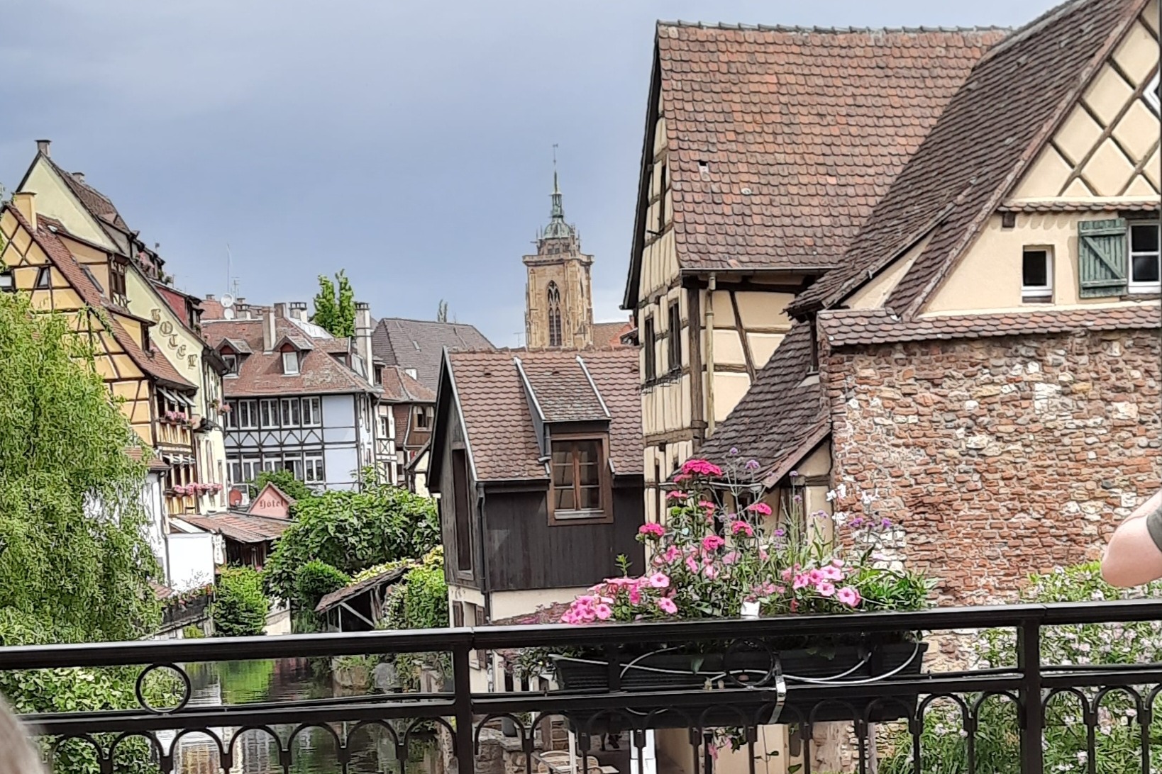 Ein Fl&uuml;sschen durch Colmar umgeben von &auml;lteren Fachwerkh&auml;user