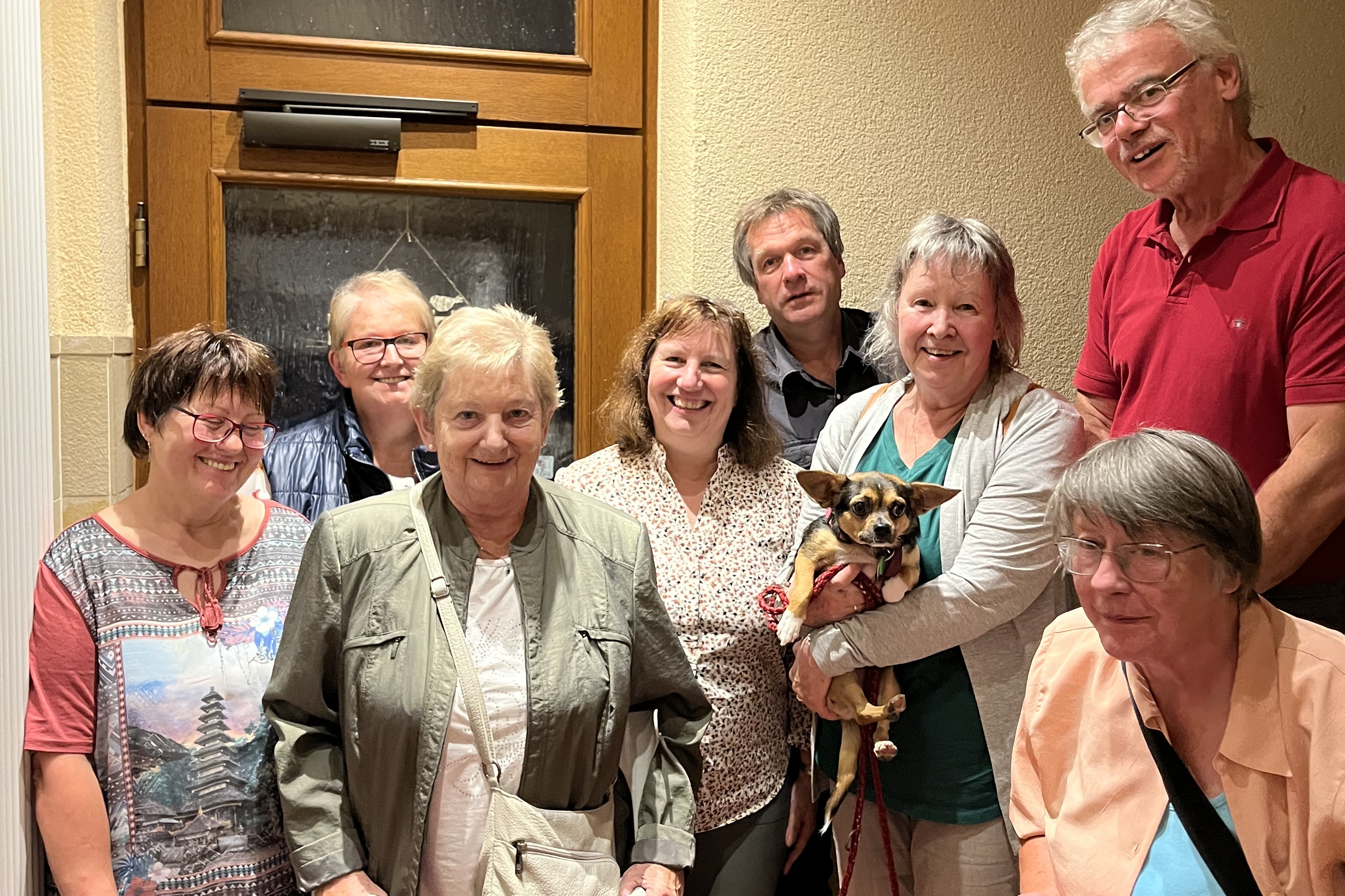 Vorstandsteam 2025 Ein Bild mit Menschen, einer Treppe, einer Wand