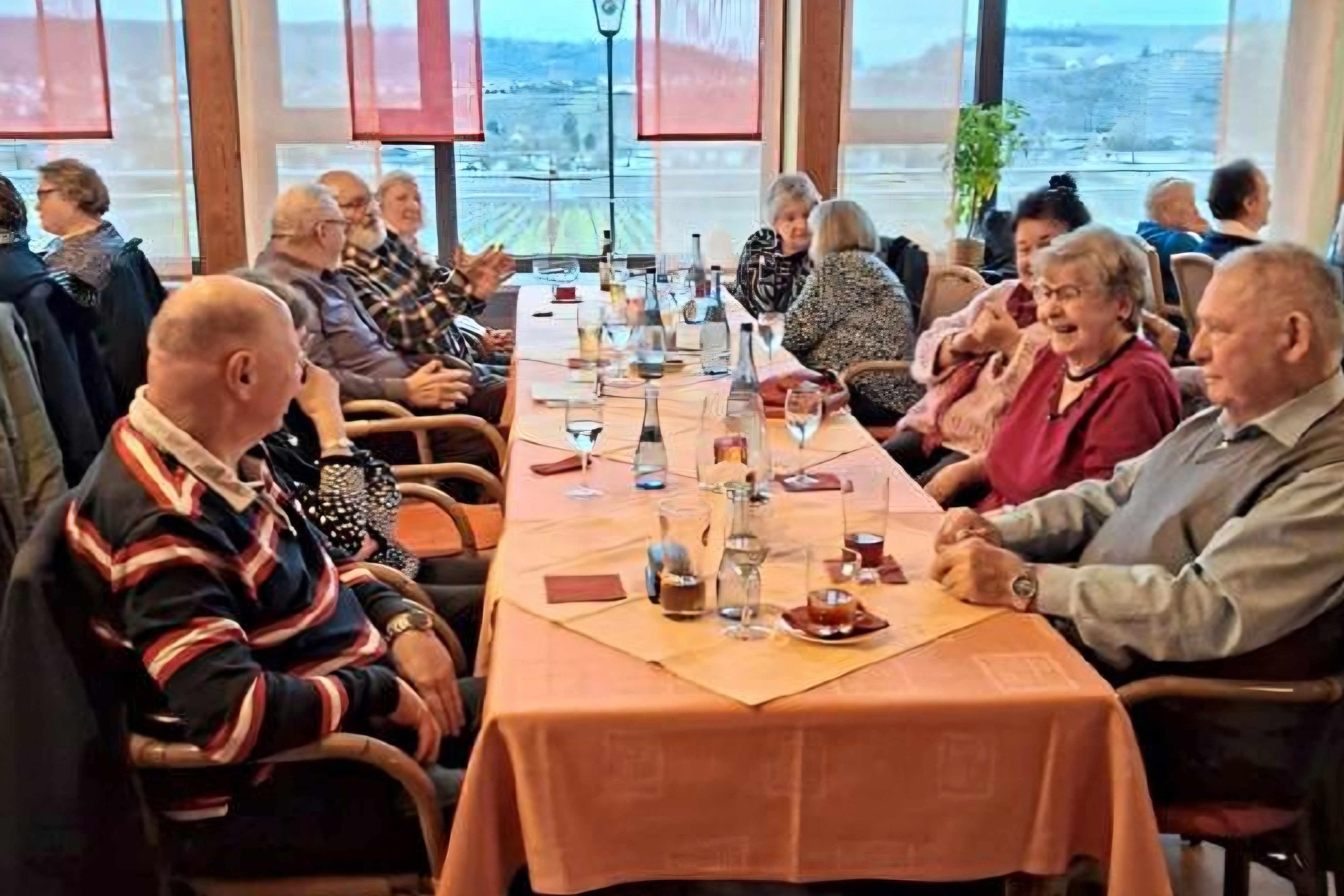 Gesellige Gruppe am Tisch