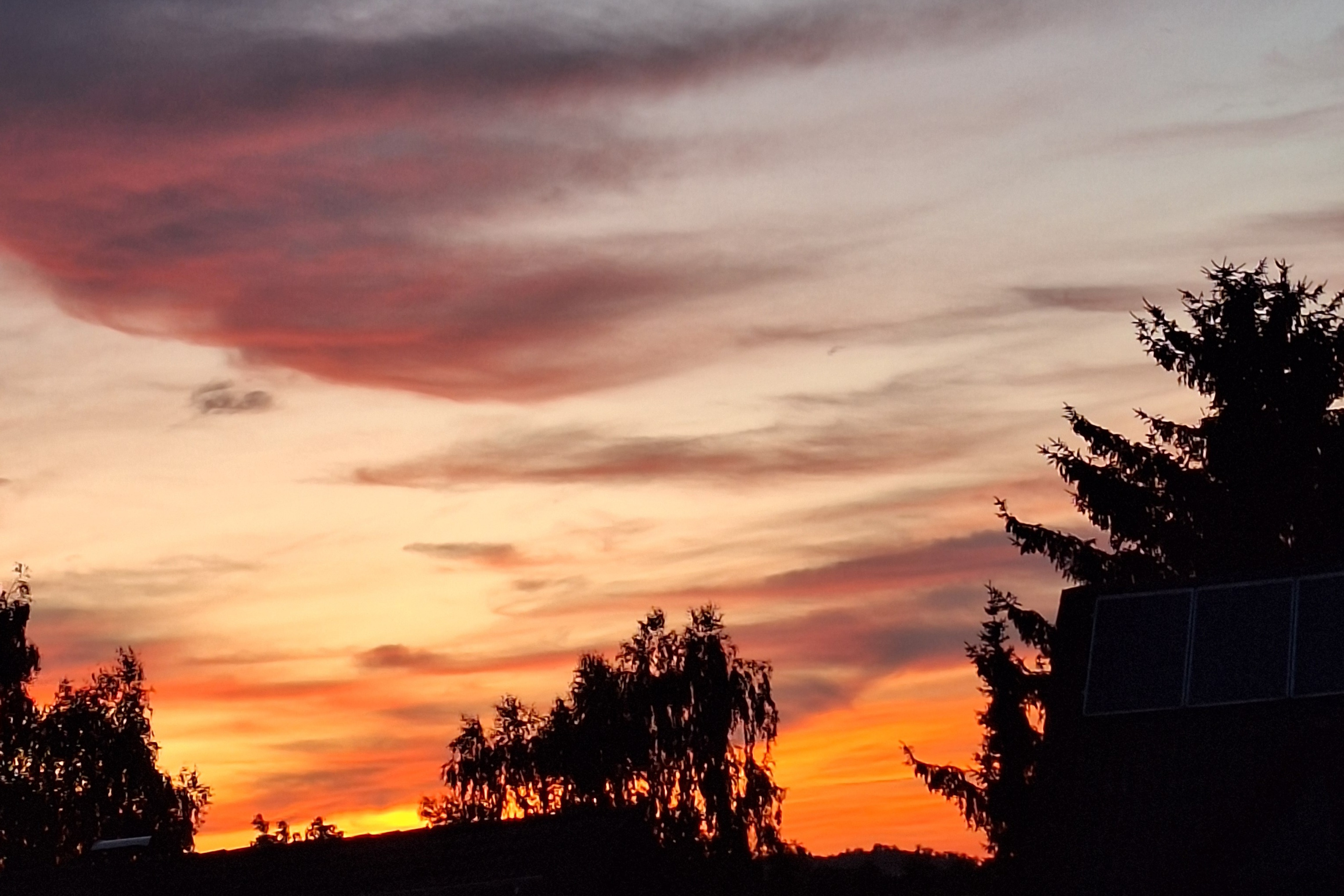 Farbenfroher Abschied der Sonne am Abend Farbenfroher Abschied der Sonne am Abend