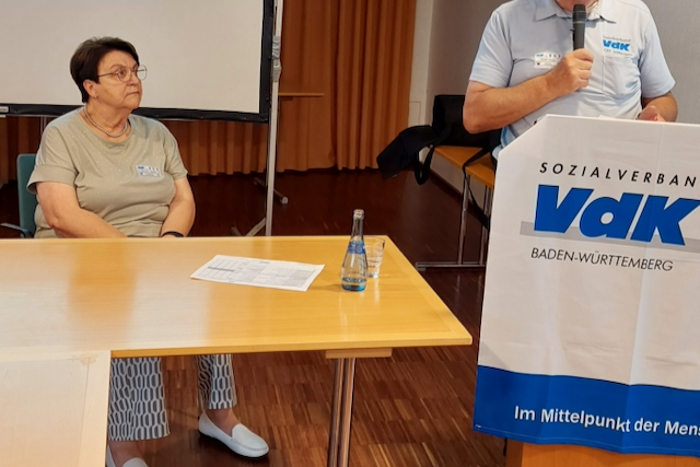 Kreisverbandskassierer Gunter Seeger bei seinem Kassenbericht, sitzend Gerlinde Messer. Kreisverbandskassierer Gunter Seeger bei seinem Kassenbericht, sitzend Gerlinde Messer.
