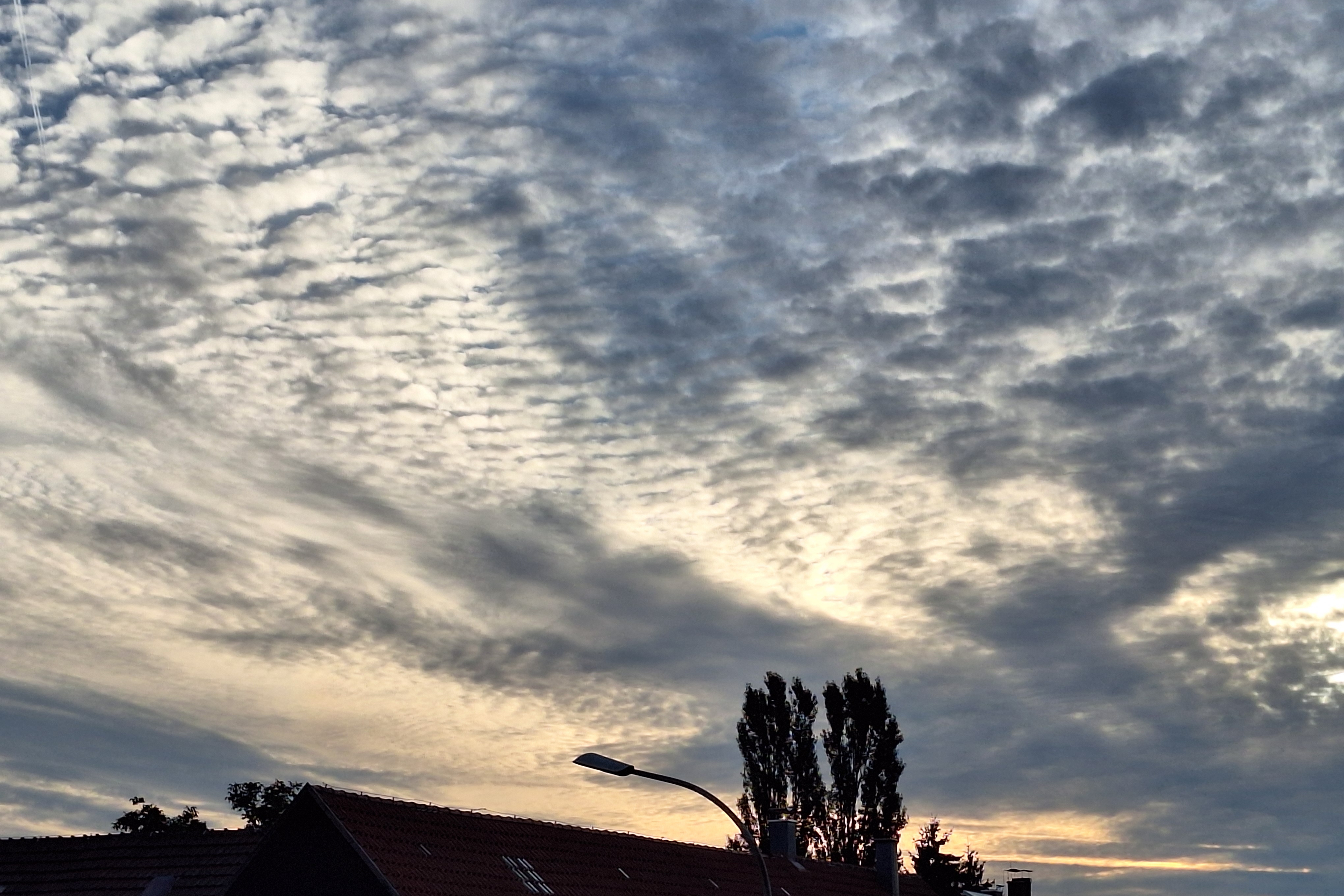 Morgendlicher Himmel während dem Sonnenaufgang
