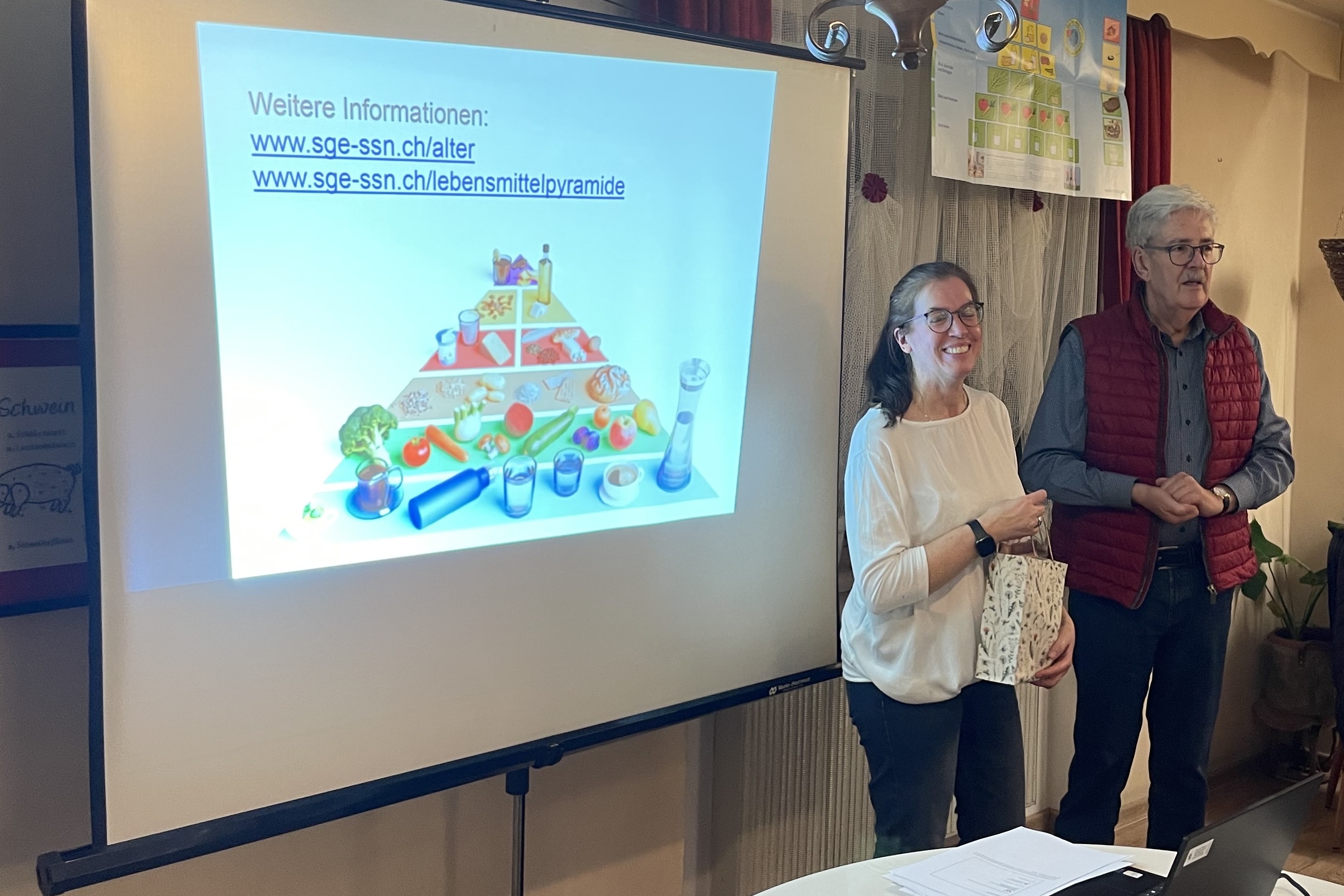 Ortsverbandsvorsitzender Wolfgang Meyer bedankt sich bei Frau Seibold-Reu. Ortsverbandsvorsitzender Wolfgang Meyer bedankt sich bei Frau Seibold-Reu.