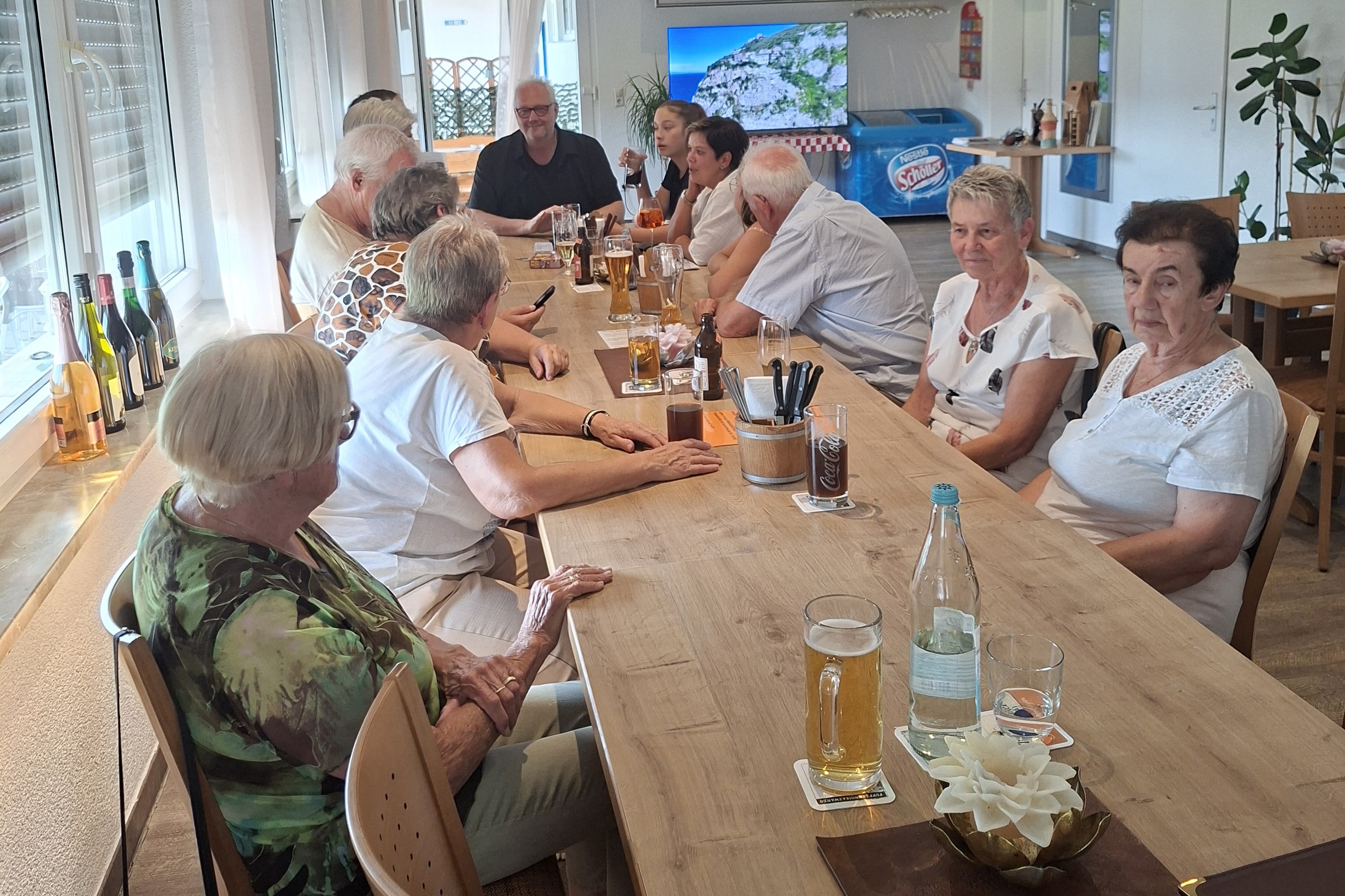 VdK Sommerfest Ein schöner Tisch im Sportheim mit den Mitgliedern des VdK