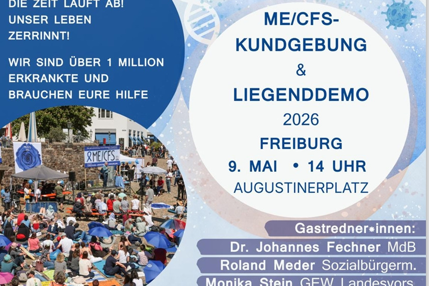 Plakatmotiv zur ME/CFS-LiegendDemo in Freiburg, oben und rechts Schrift, links ein Foto von vielen Menschen bei der letztj&auml;hrigen LiegendDemo auf dem Augustinerplatz von oben