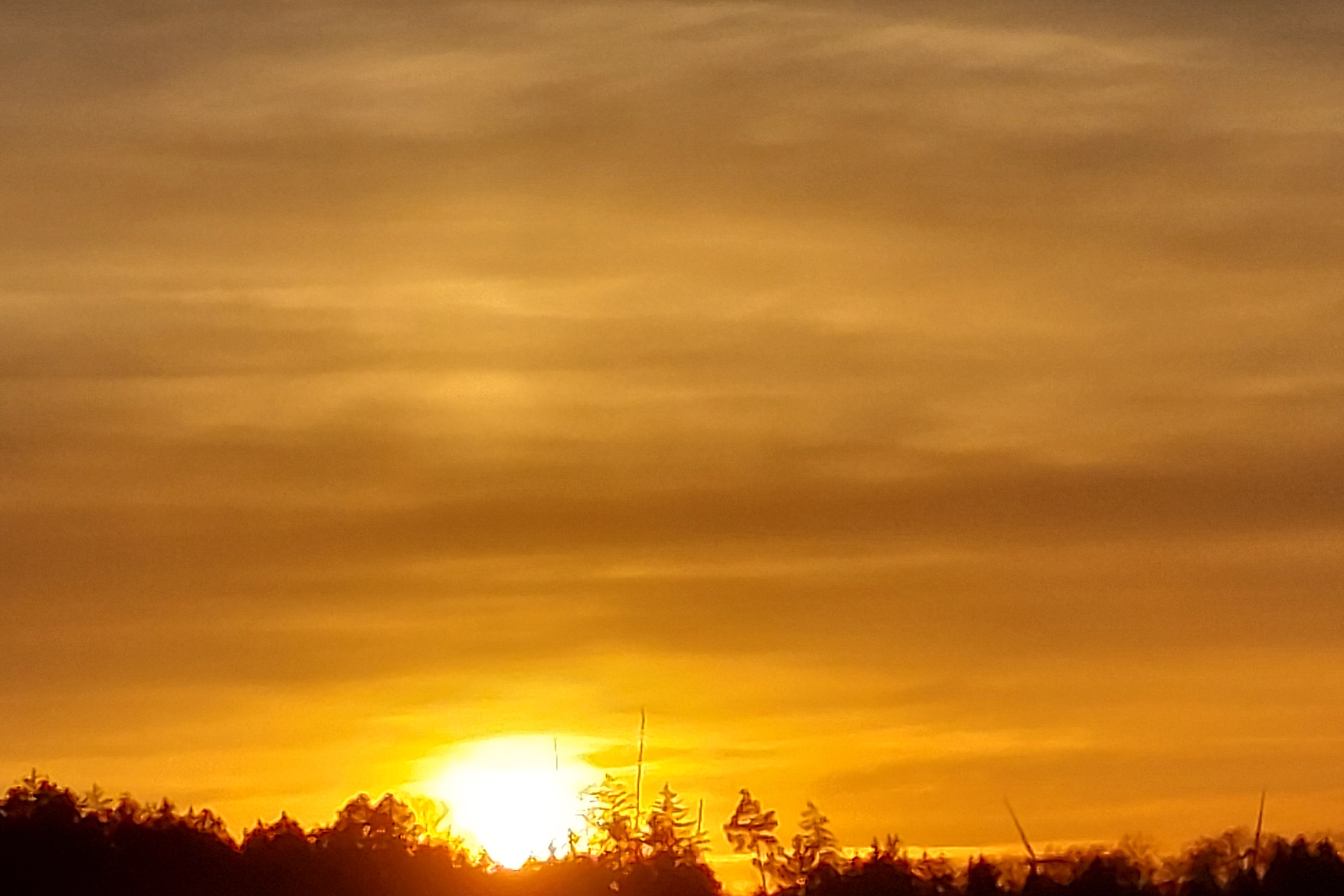Ein farbenprächtiger Abschied der Sonne am Dienstagabend Ein farbenprächtiger Abschied der Sonne am Dienstagabend