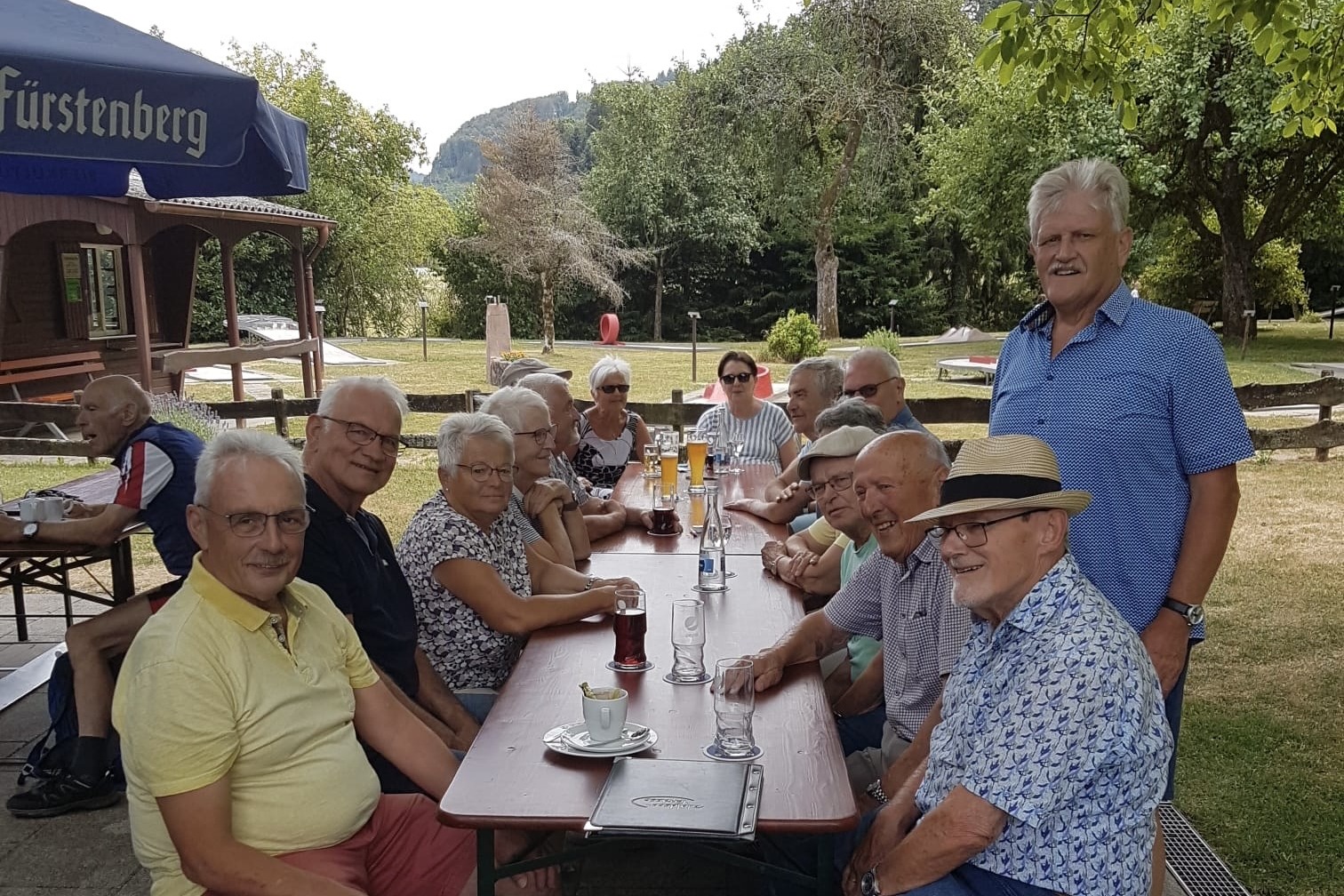 18 VdK-Mitglieder sitzen am Biertisch