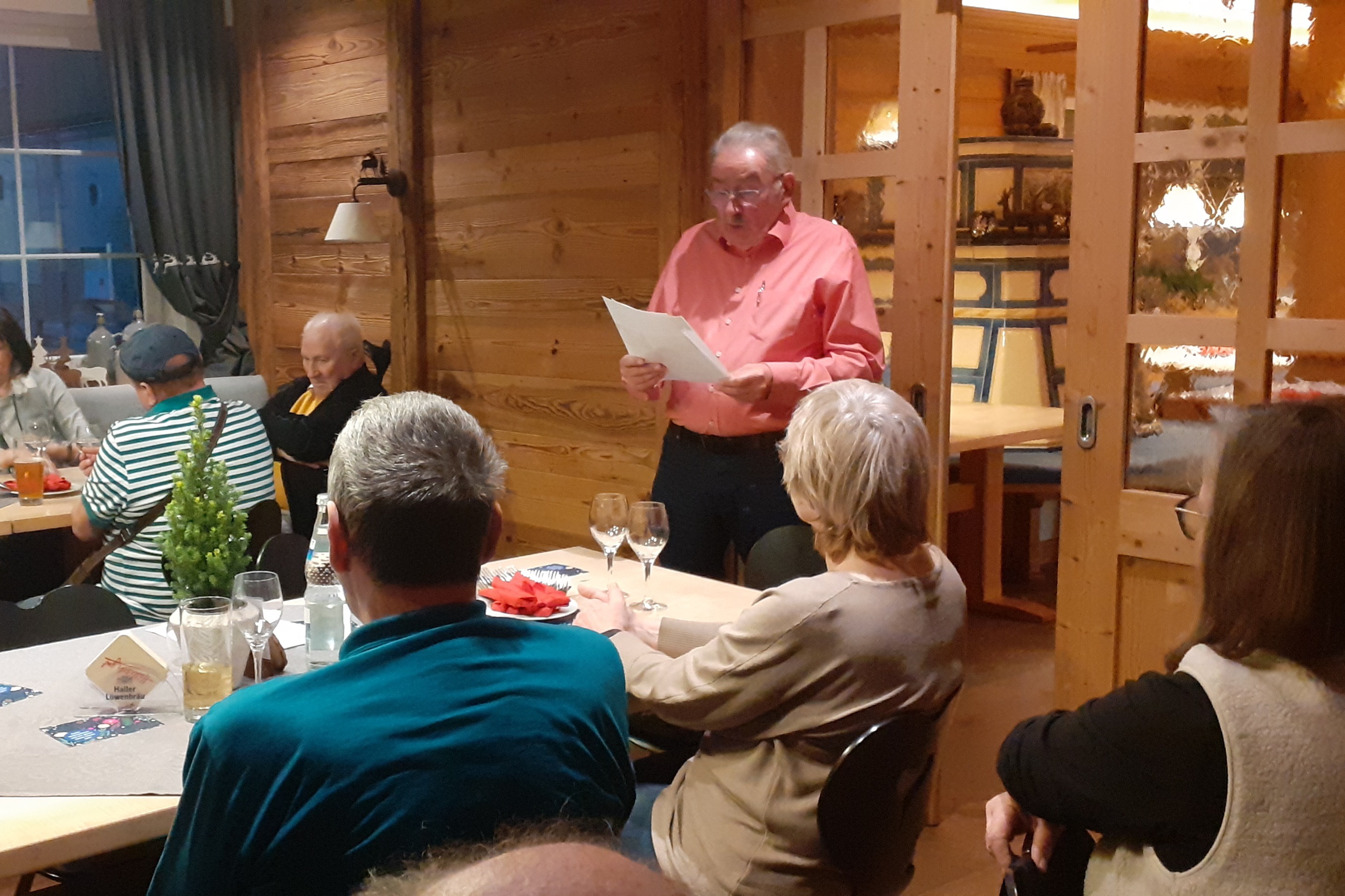 Adventsfeier im Bild sieht man Michael Matzke beim lesen der Weihnachtsgeschichte