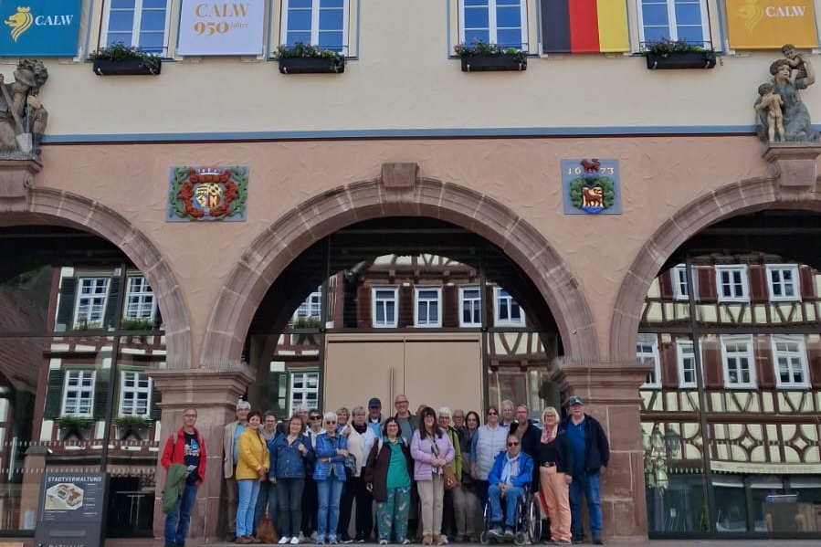 Ein Teil der Reisegruppe am Rathaus in Calw VdK Büro Hemsbach