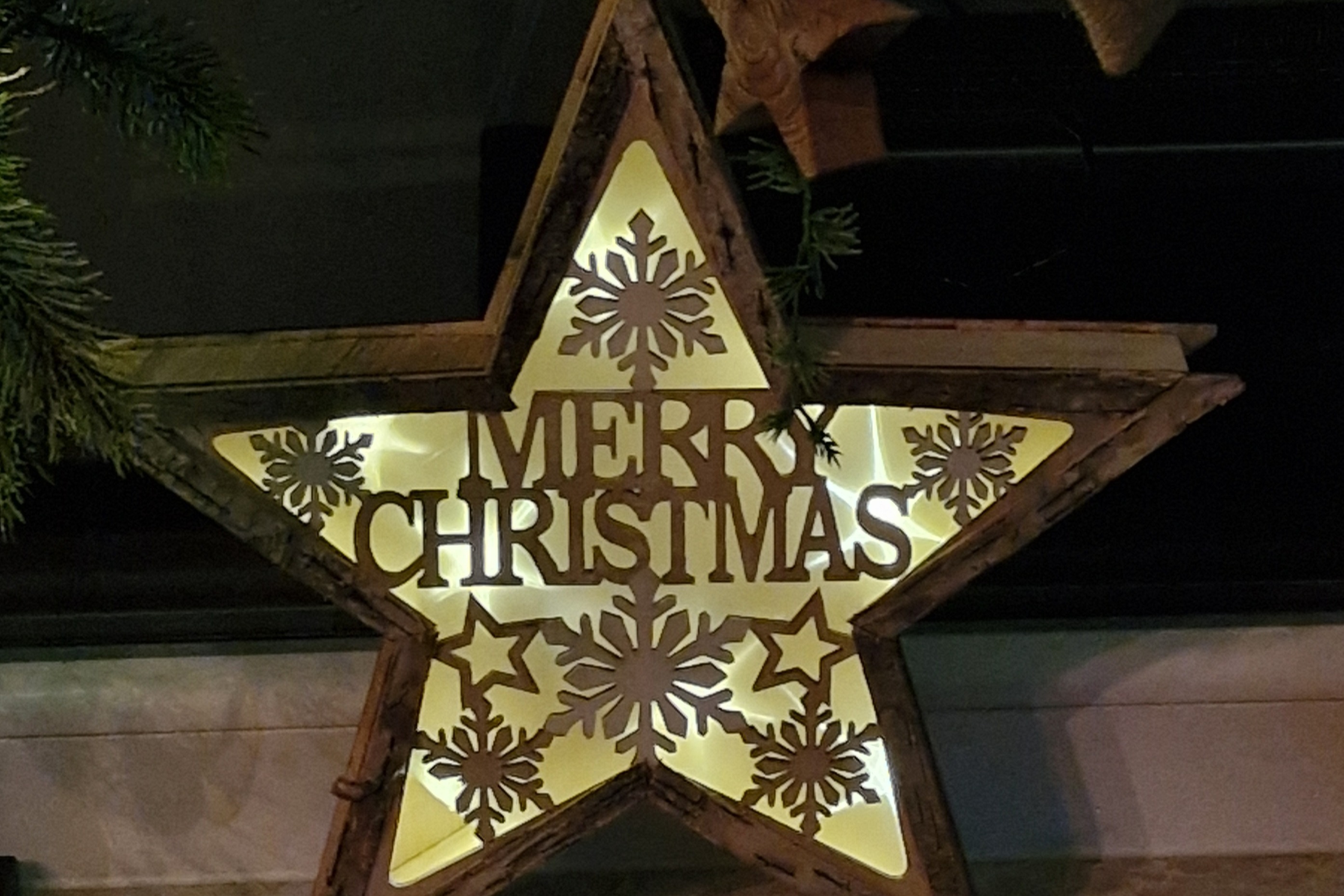 Merry Christmas Stern Holzrahmen. Innen beleuchtetes Milchglas mit Text Merry Christmas