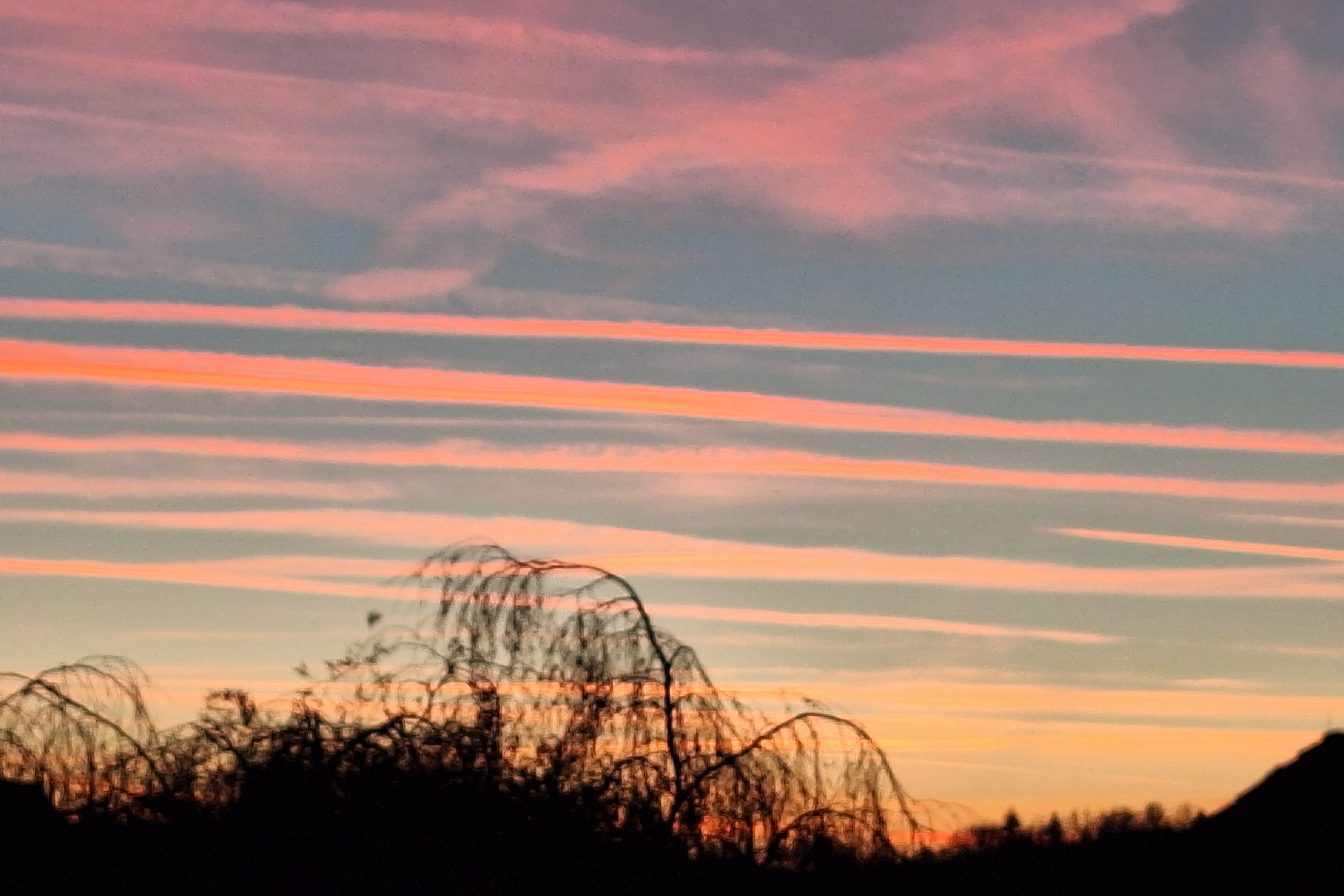 Der Abendhimmel zeigt sich als Symbol vom technischen Zeitalter