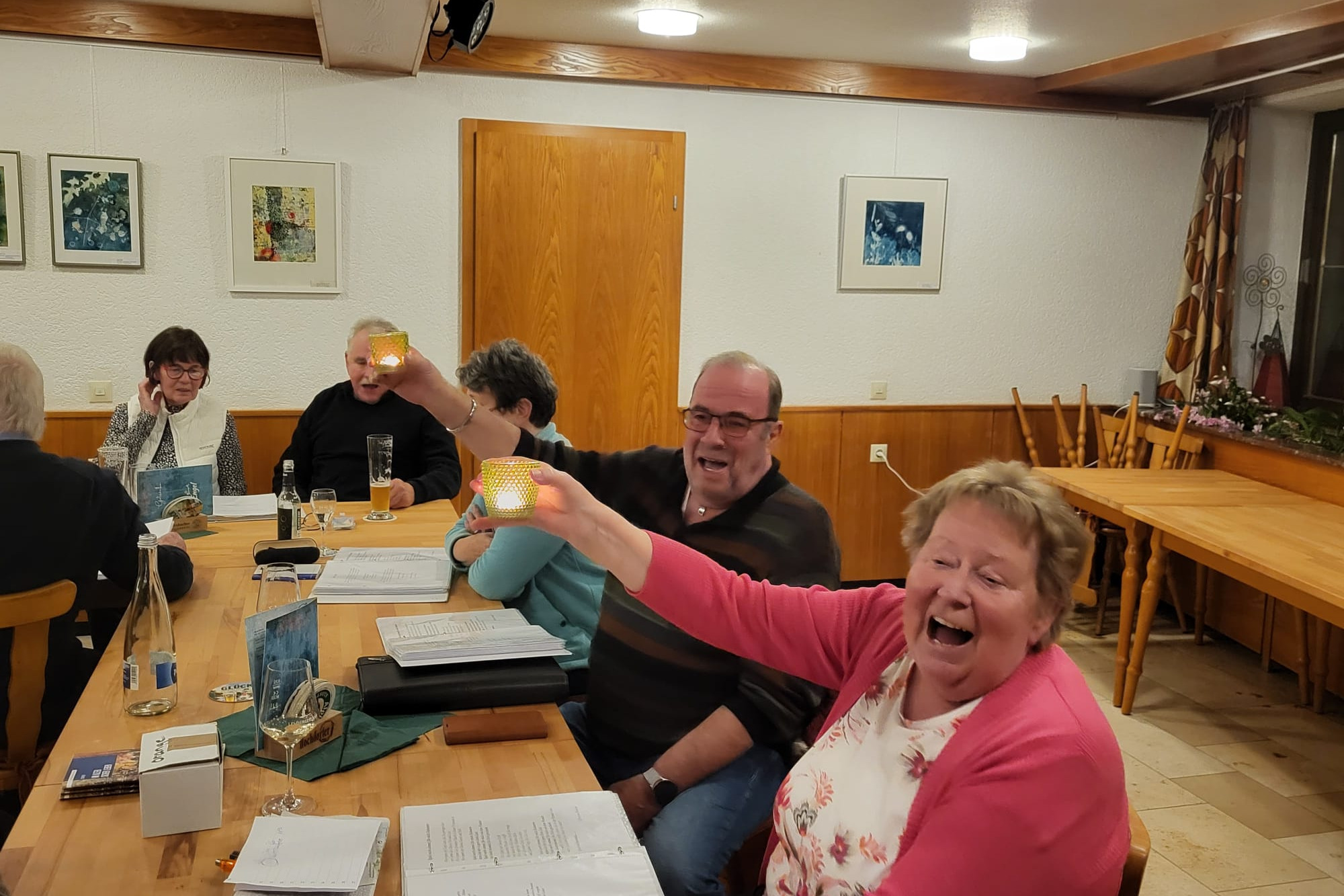 Zwei Vorstandsmitglieder schwenken fr&ouml;hlich Lichter