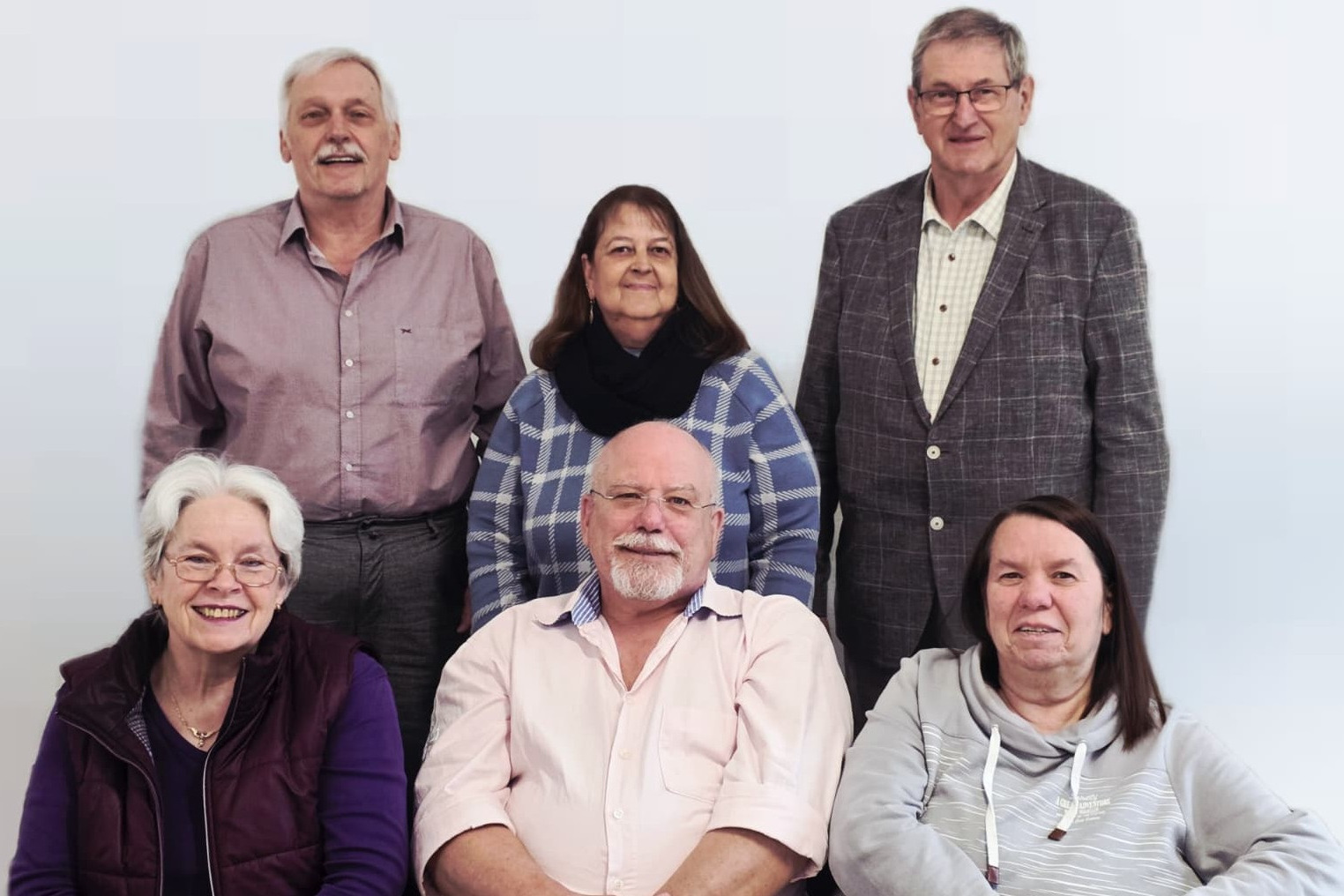 Die Vorstandschaft des VdK-Ortsverbandes Mittleres Rheintal. Sitzend von links nach rechts: Juanita Kurczynski, Thomas Hanser, Silvia Schindler. Stehend von links nach rechts: Stefan Kurczynski, Martina Maier und Walter Stritt. Auf dem Bild fehlt Bernhard Pfeifer.