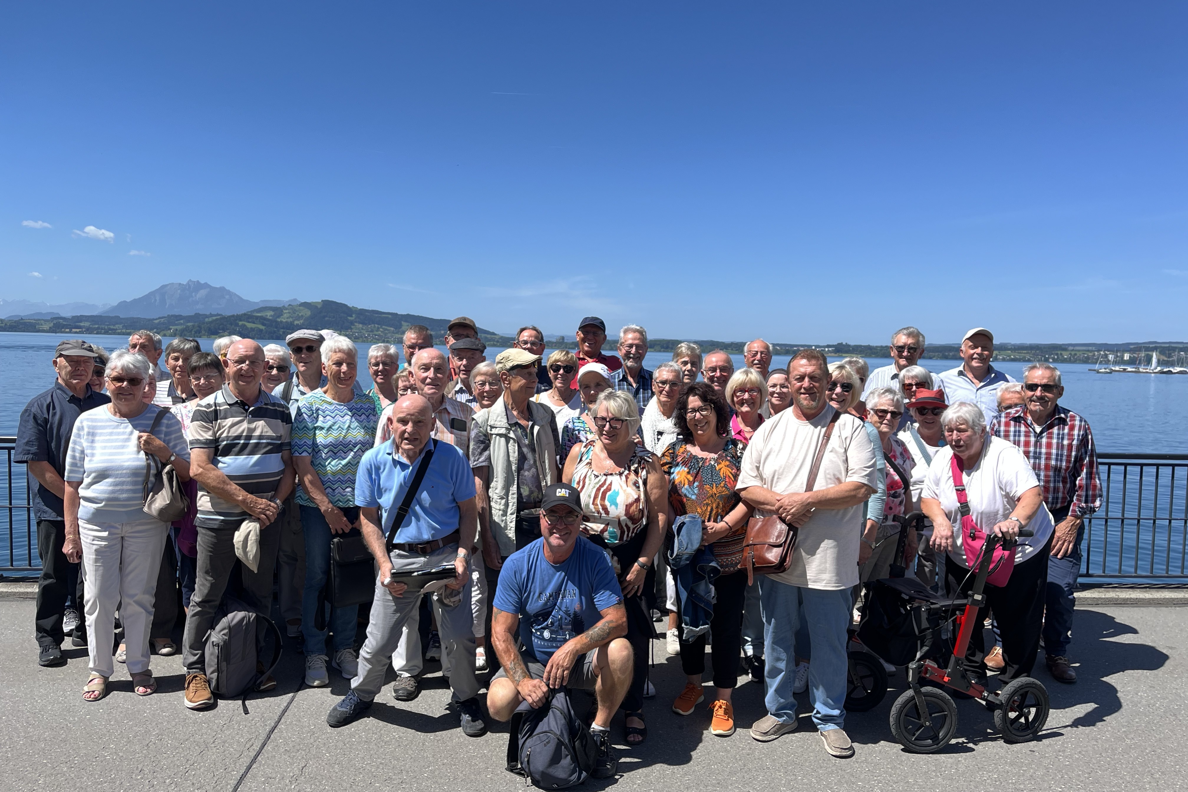 Die Ausflügler stellen sich zum Gruppenbild vor dem See.