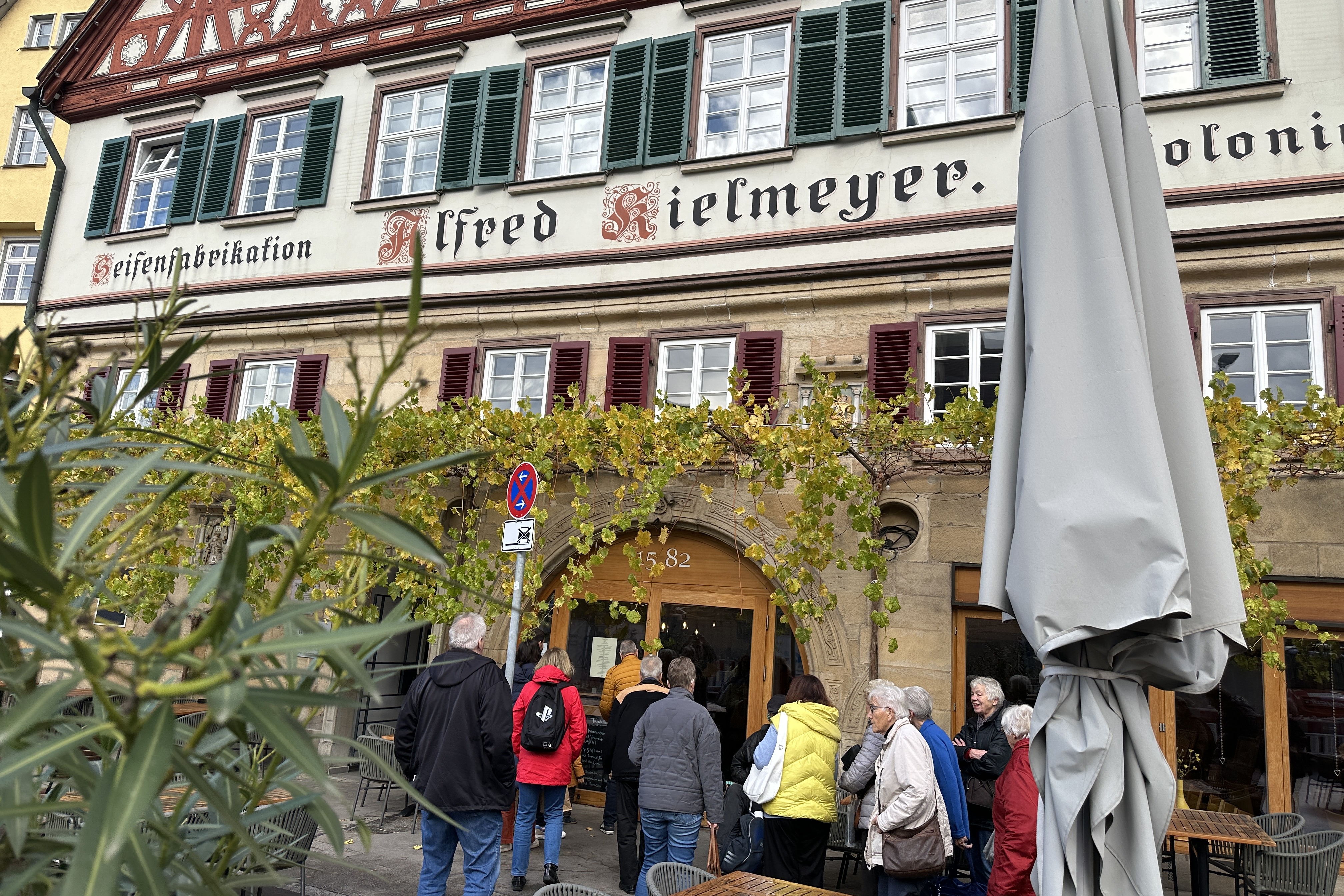 Teilnehmer des VdK-Ausflugs vor dem Kielmeyerhaus in Esslingen