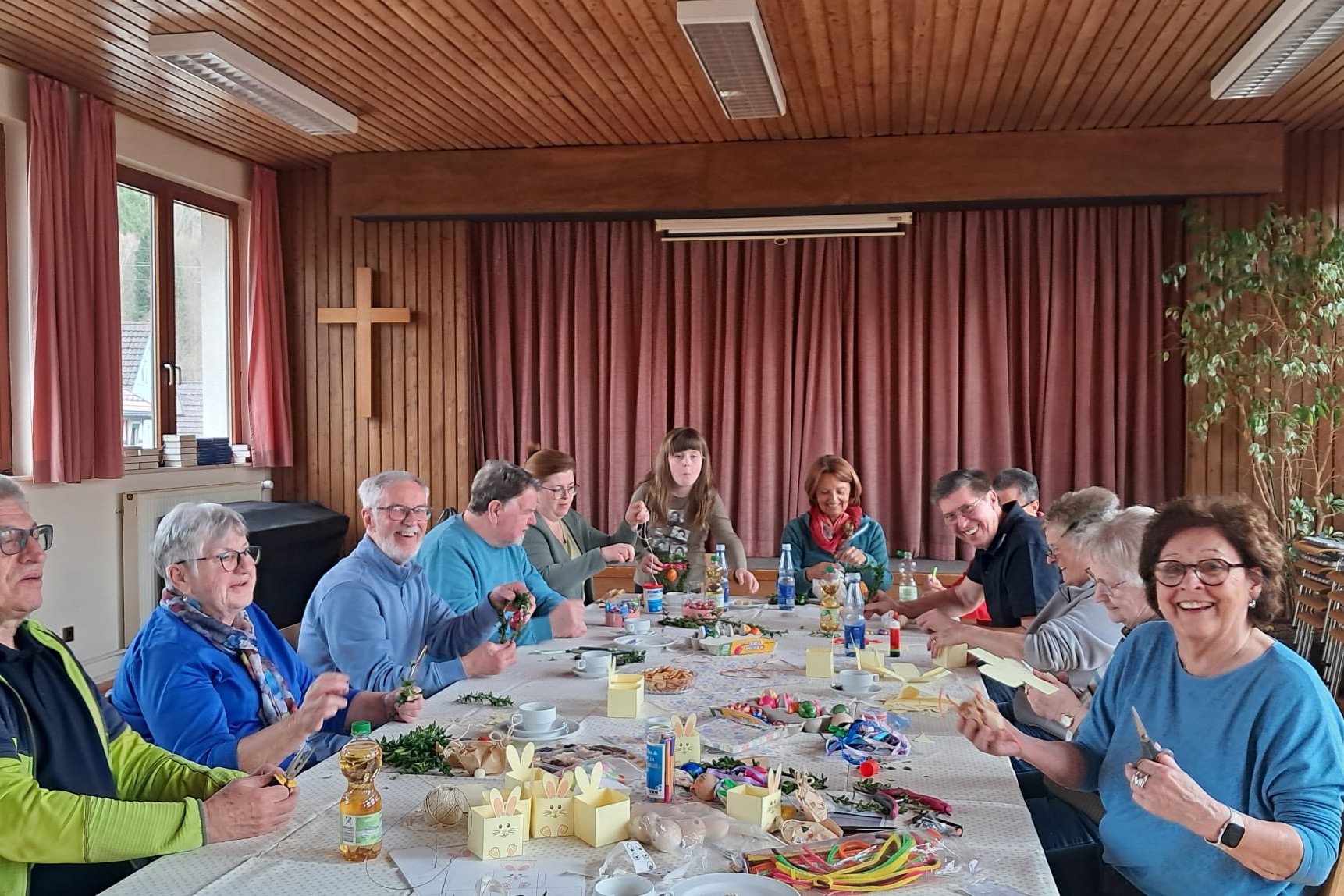 Mitglieder in der Bastelrunde f&uuml;r Ostern
