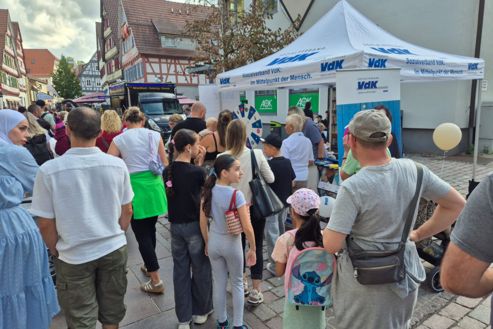 Am Infostand Viele Gäste am VdK Infostand