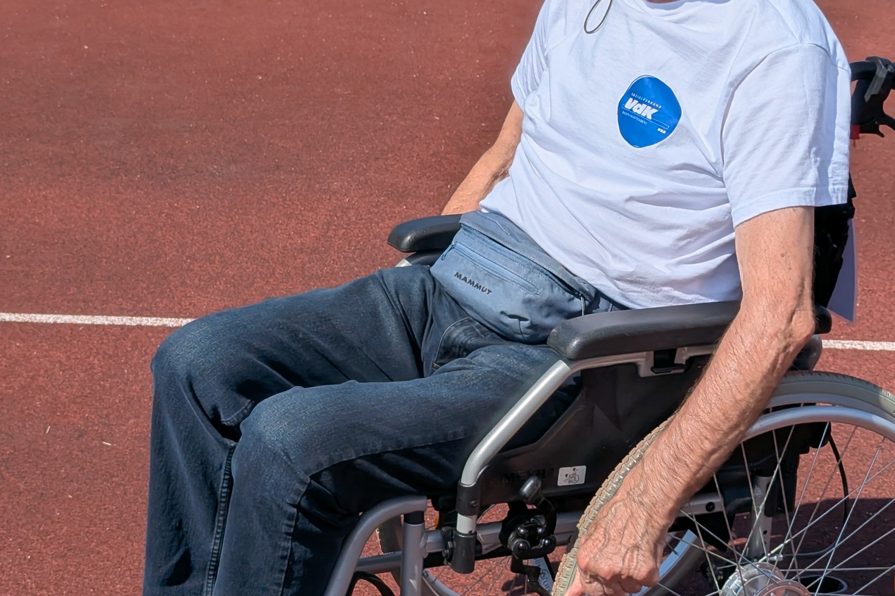 Unser Vorstand bei der Testfahrt im Rollstuhl