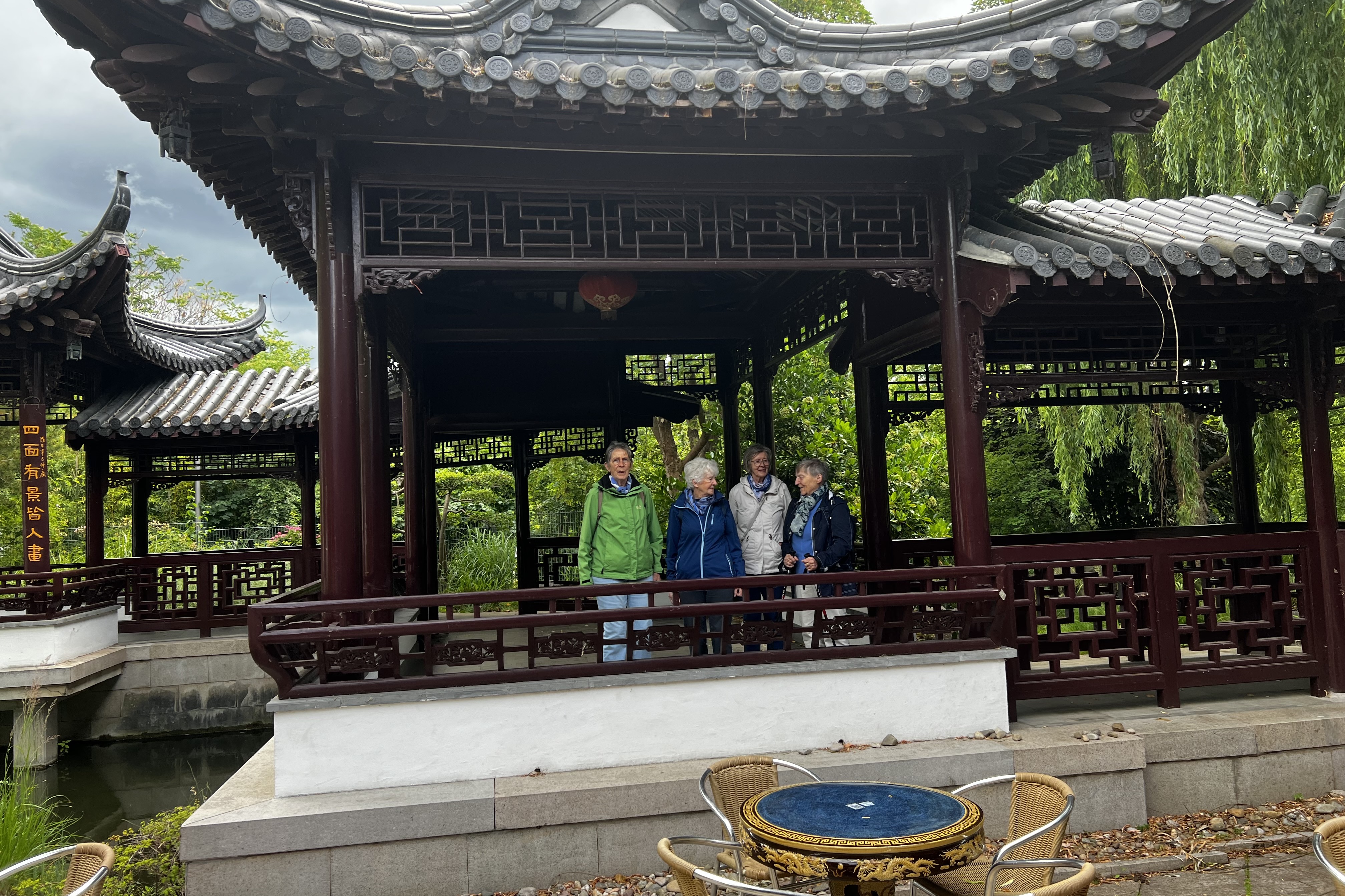 4 Damen im Asiatischen Pavillon