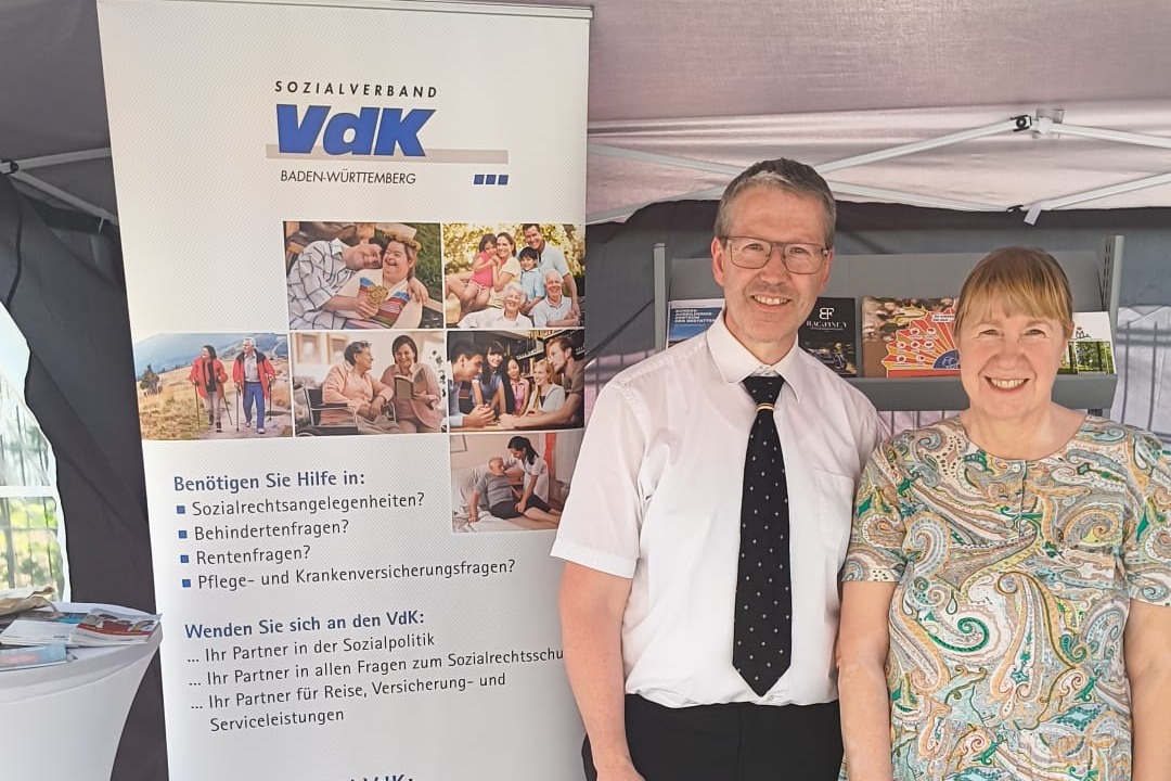 Marita Remor und Peter K&ouml;hler beim VdK Stand